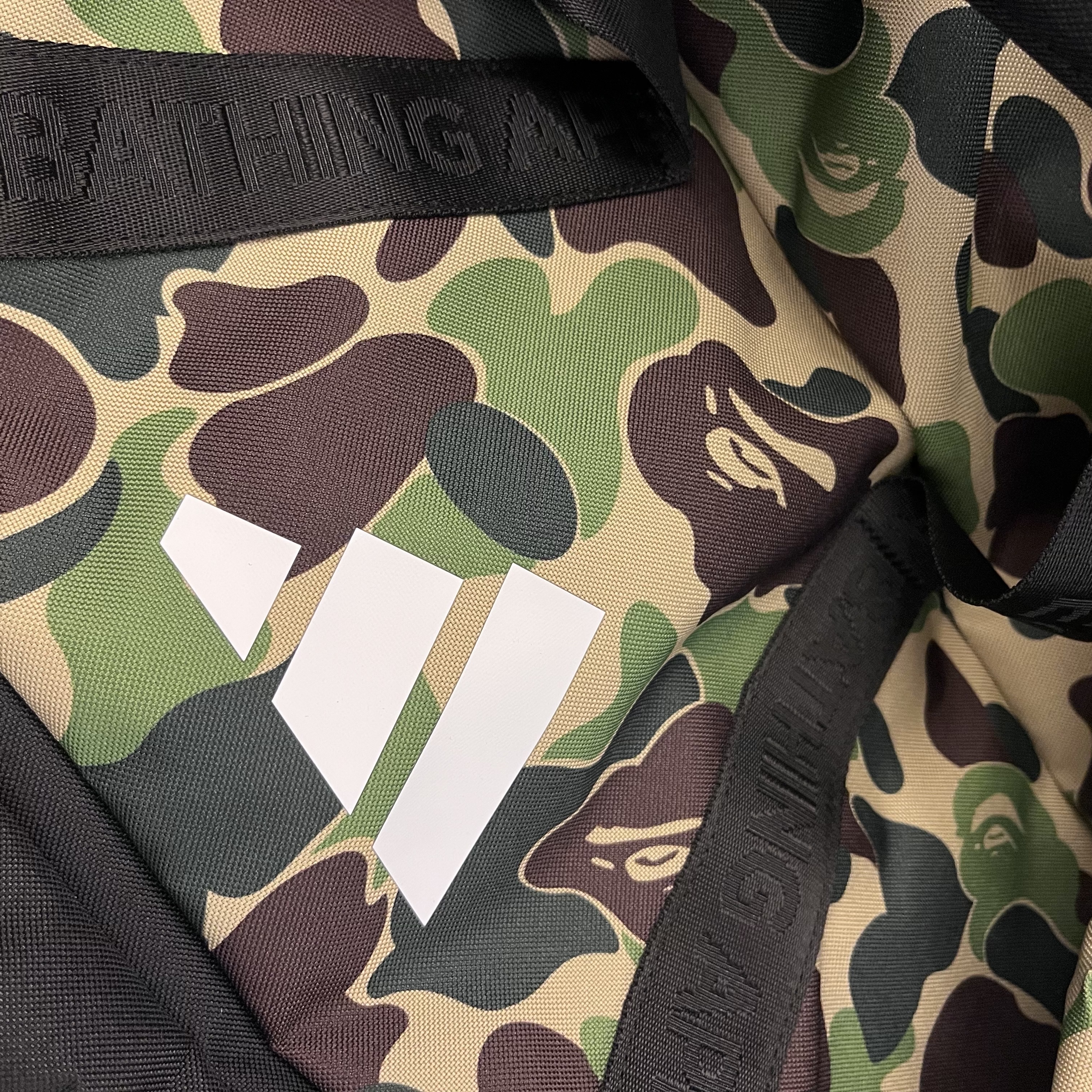 Adidas x BAPE Duffle Bag Crew Green 착용 스타일 - 3