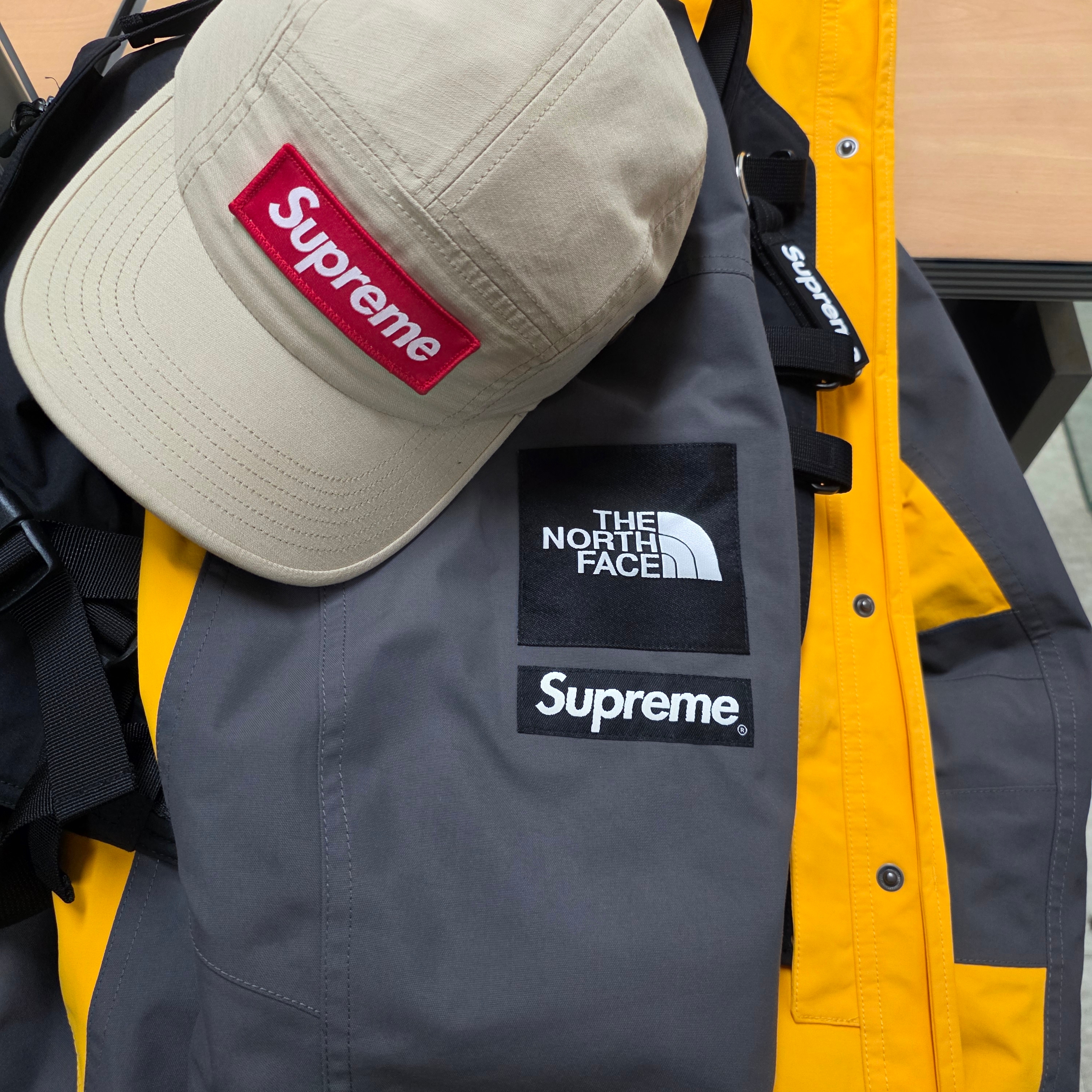 Supreme x The North Face RTG Jacket + Vest Gold - 20SS, Supreme Ripstop Keychain Black - 24SS 착용 스타일