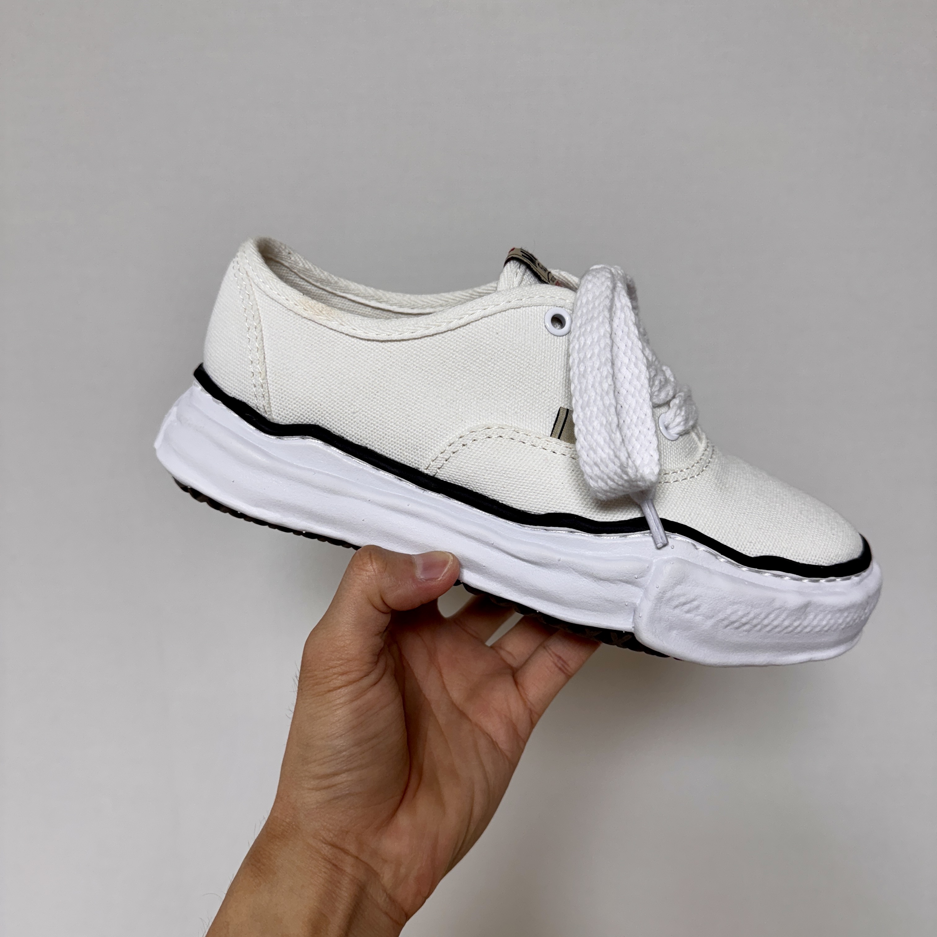 Maison Mihara Yasuhiro Baker OG Sole Canvas Low Cut Sneakers White 착용 스타일 - 4