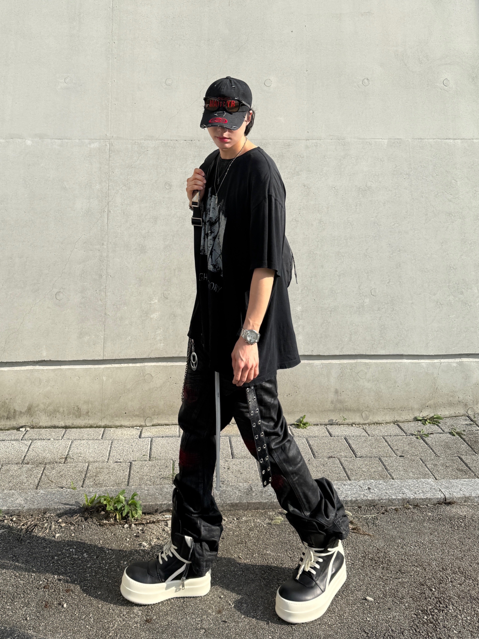 Undermycar x Emostanceclub Emoun Destroyed Cowhide Suede Red Stitch Denim Toreador - 23FW, Rick Owens Hollywood Mega Bumper Geobasket in Full Grain Calf Leather Black Milk 착용 스타일 - 8