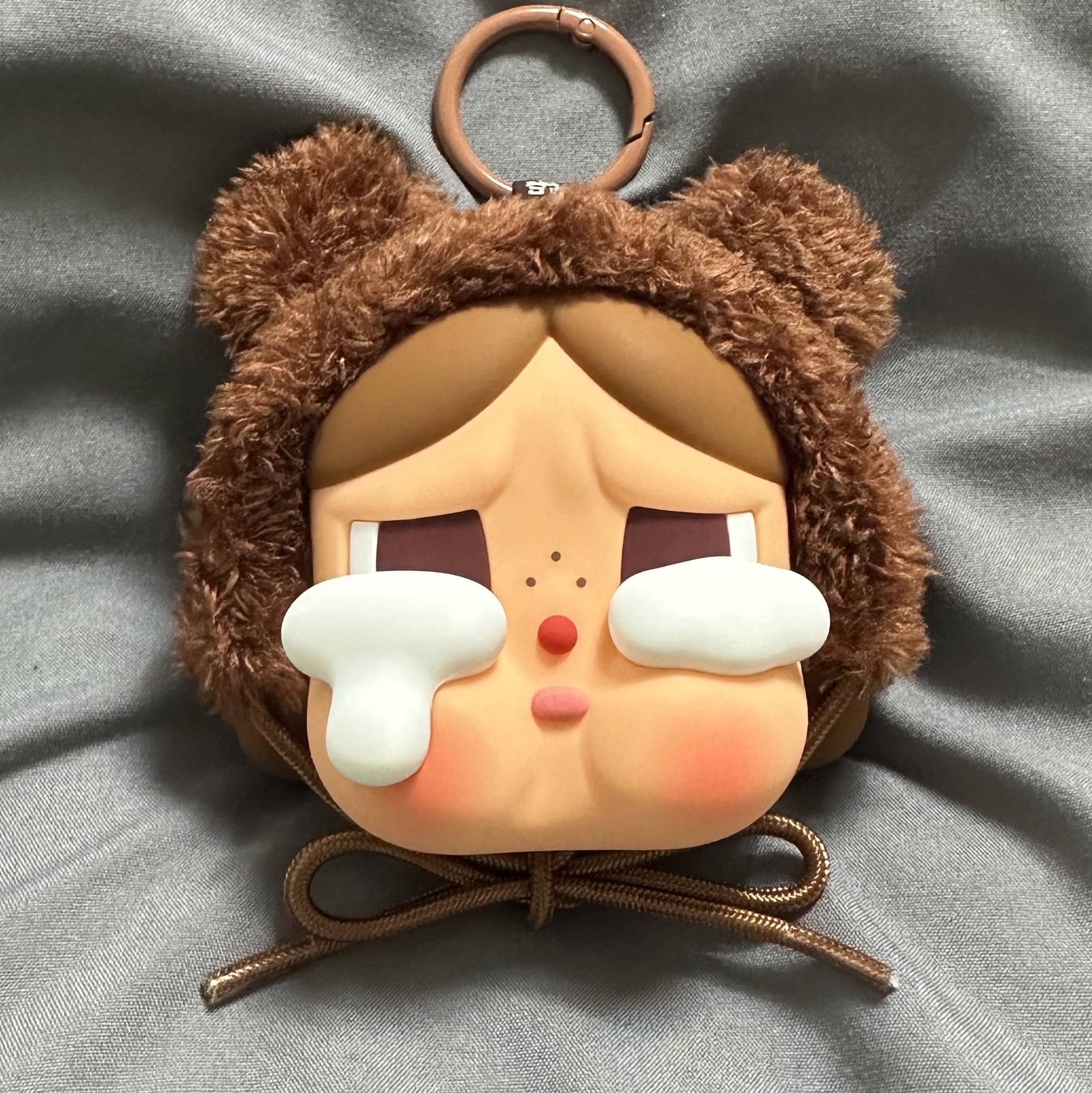 Pop Mart Crybaby Crying Again Series Bear Earphone Bag 착용 스타일