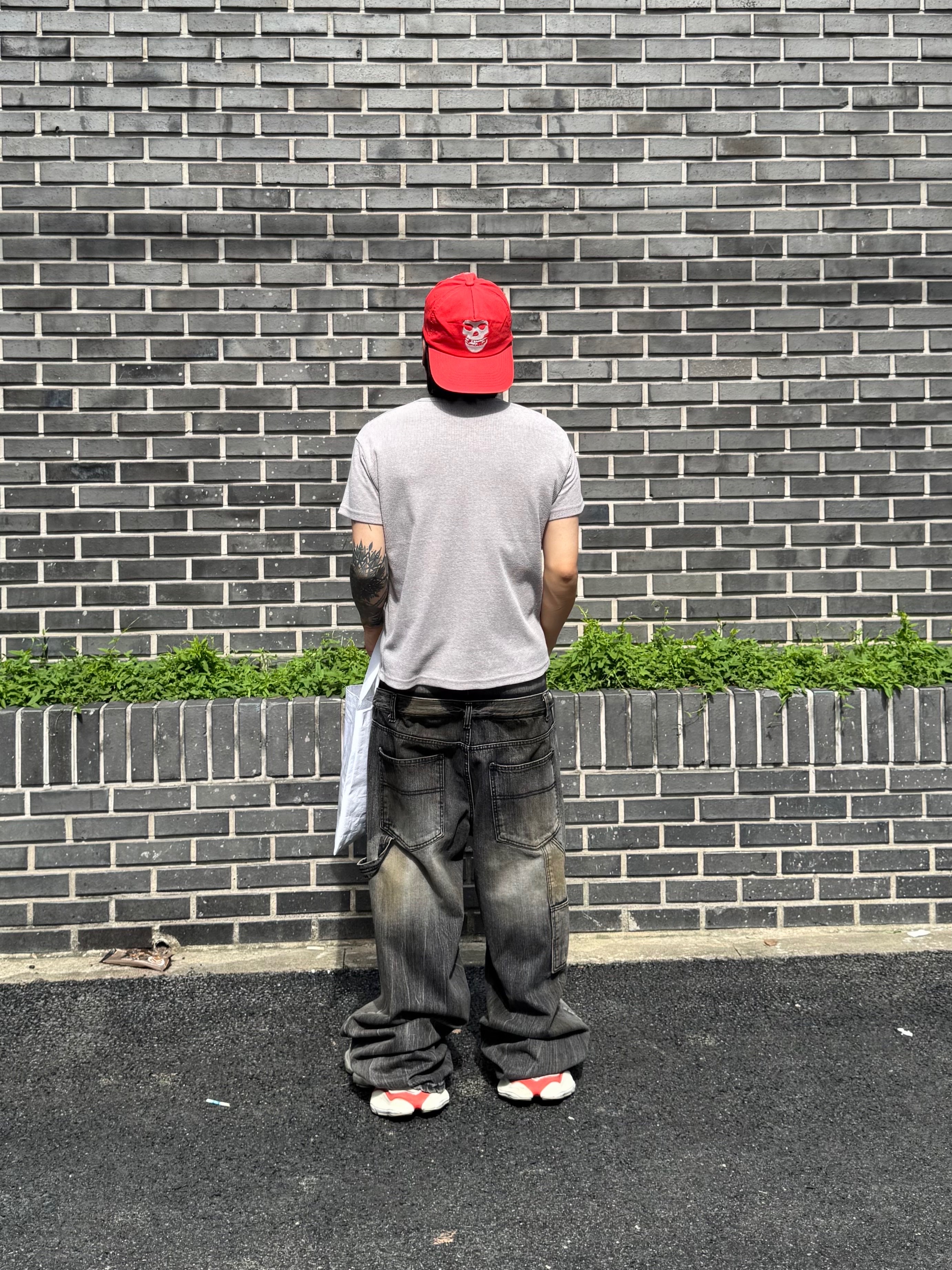 Balenciaga Cargo Sneakers Beige Grey Red 착용 스타일 - 4