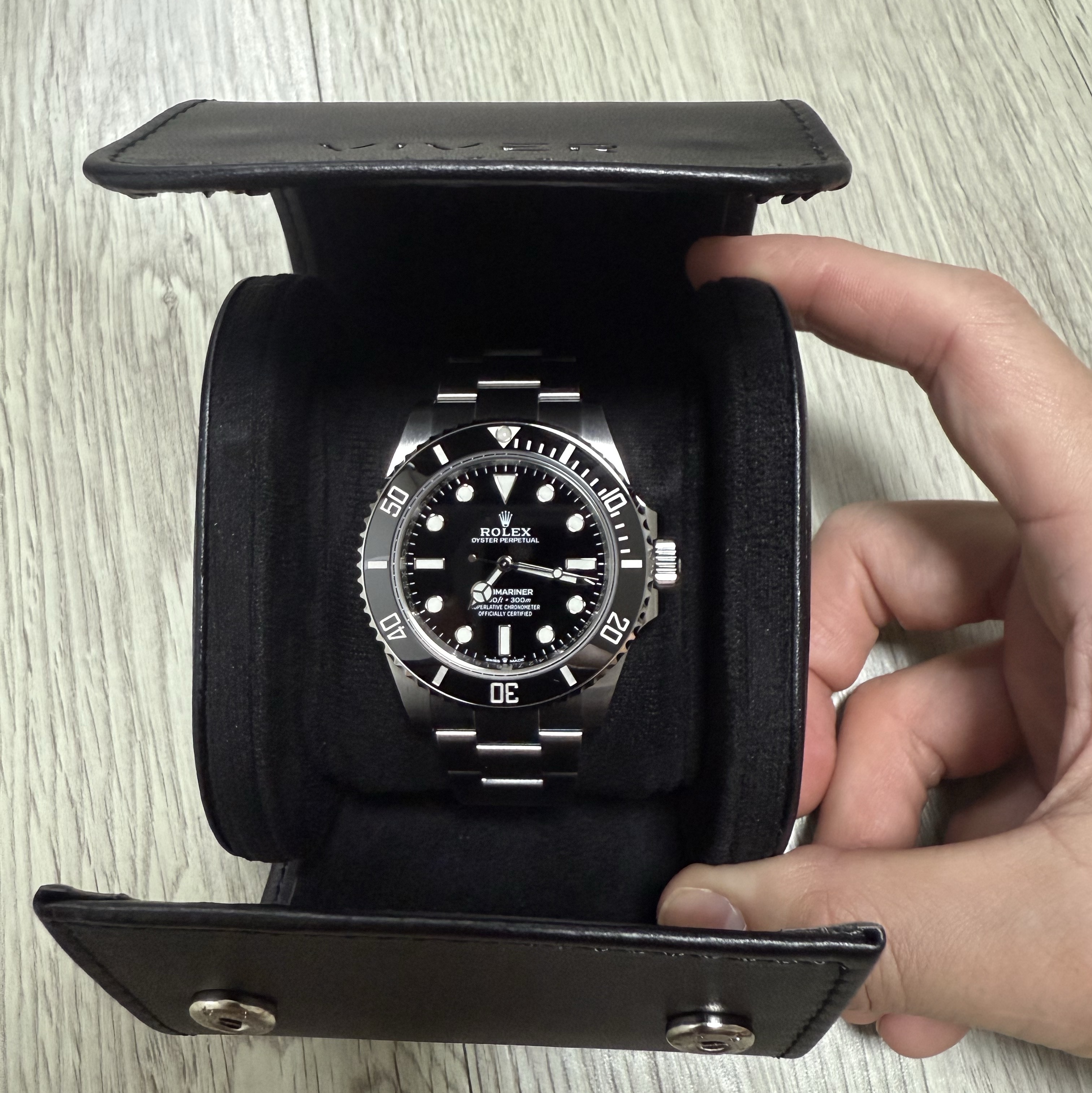 Rolex Submariner 41mm 124060 Black Oyster 착용 스타일 - 2