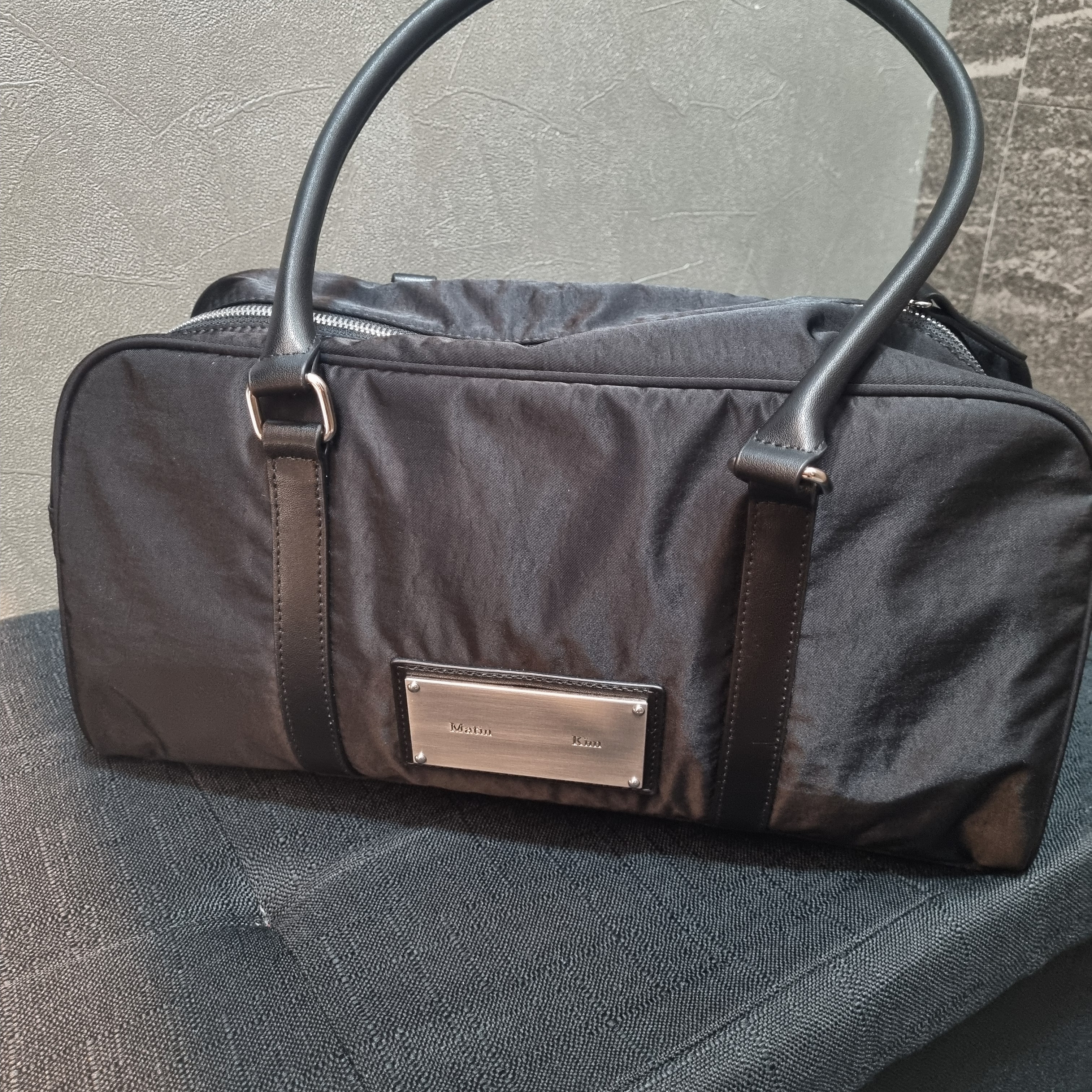 Matin Kim Sporty Tote Bag Black 착용 스타일