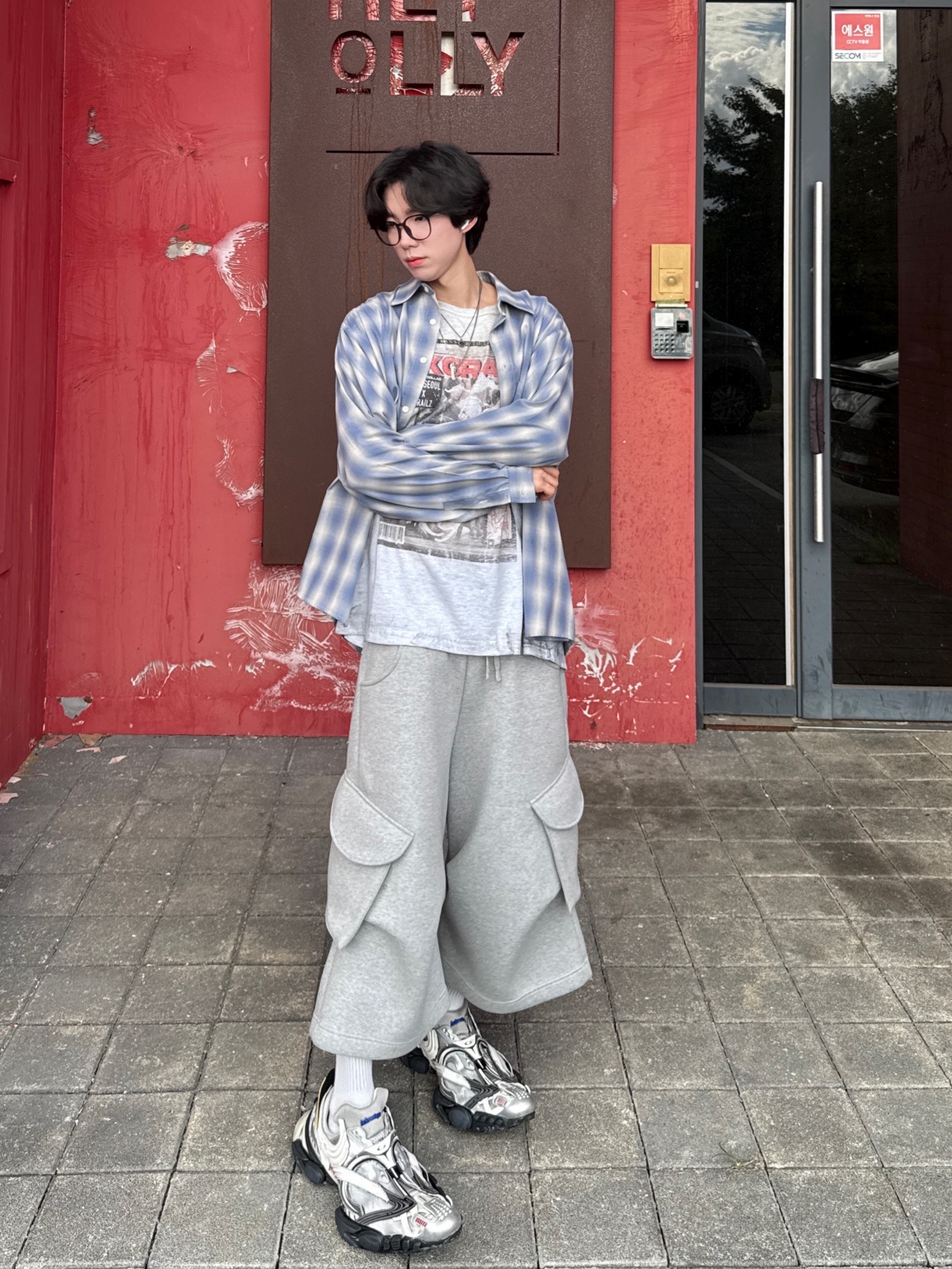 MJD x AAO Wide Cargo Bermuda Pants Grey, GRAILZ x KOIN SEOUL Magazine T-Shirts Melange Grey 착용 스타일 - 6
