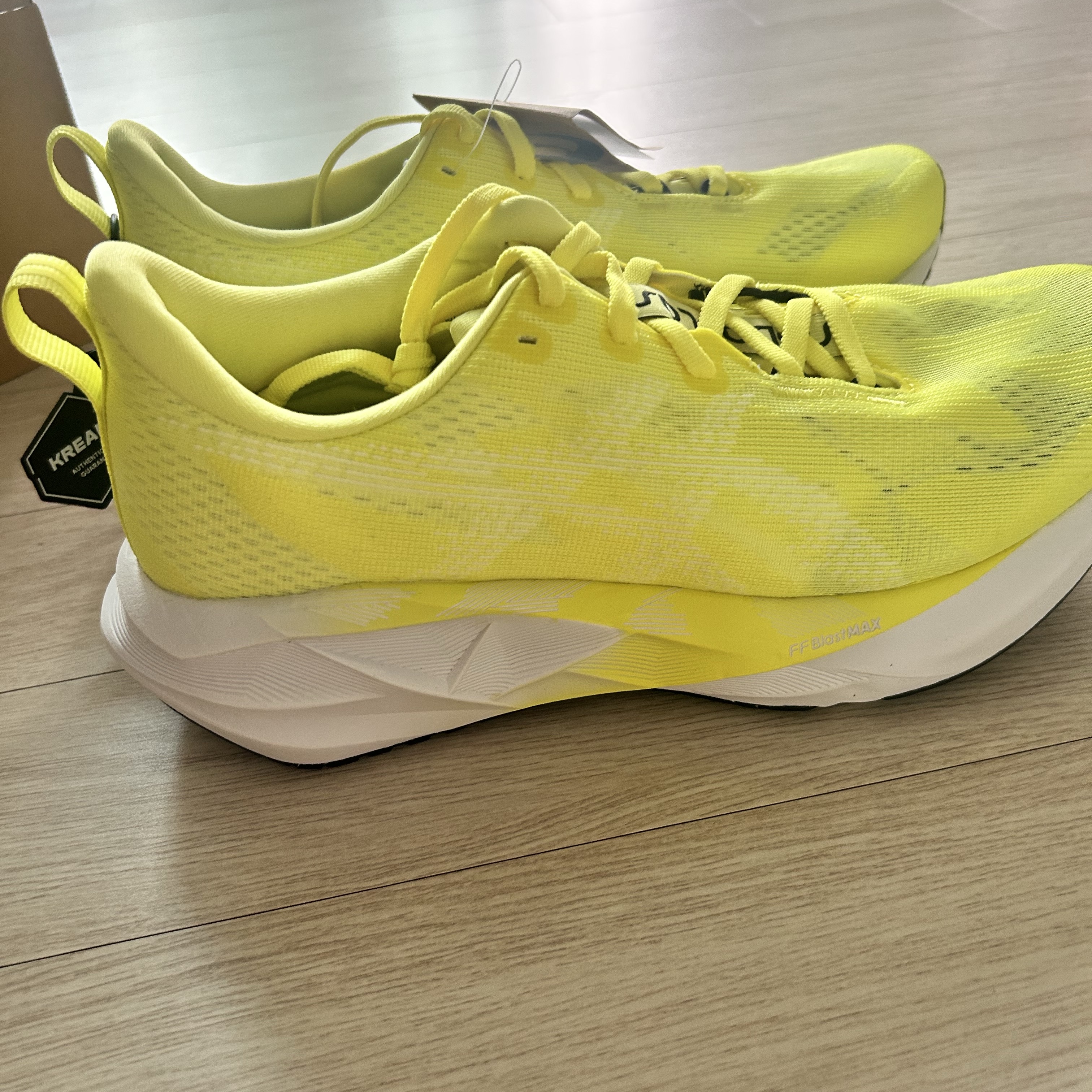 Asics Novablast 5 Citron White 착용 스타일
