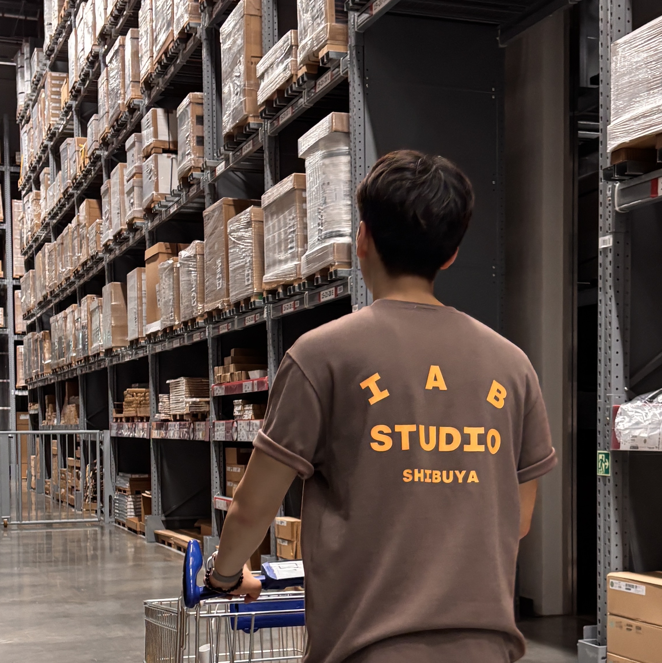 IAB Studio T-Shirt Choco - Shibuya Exclusive 착용 스타일 - 3