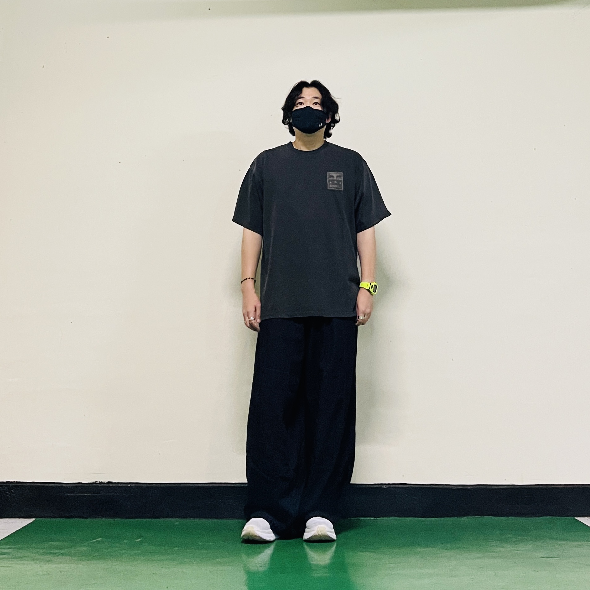 IAB Studio x Obey T-Shirt Eyes Icon Anthracite 착용 스타일 - 2