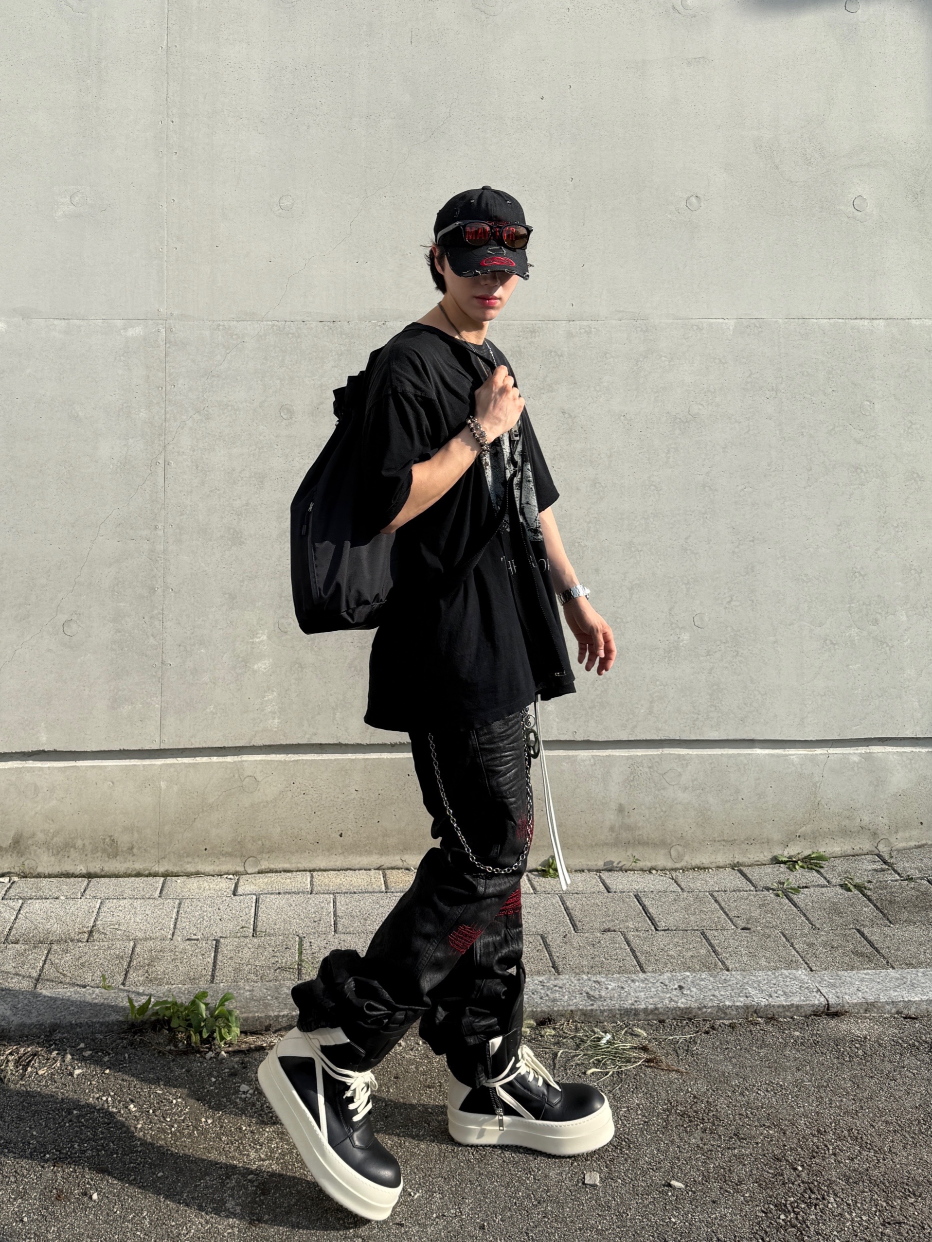 Undermycar x Emostanceclub Emoun Destroyed Cowhide Suede Red Stitch Denim Toreador - 23FW, Rick Owens Hollywood Mega Bumper Geobasket in Full Grain Calf Leather Black Milk 착용 스타일 - 5