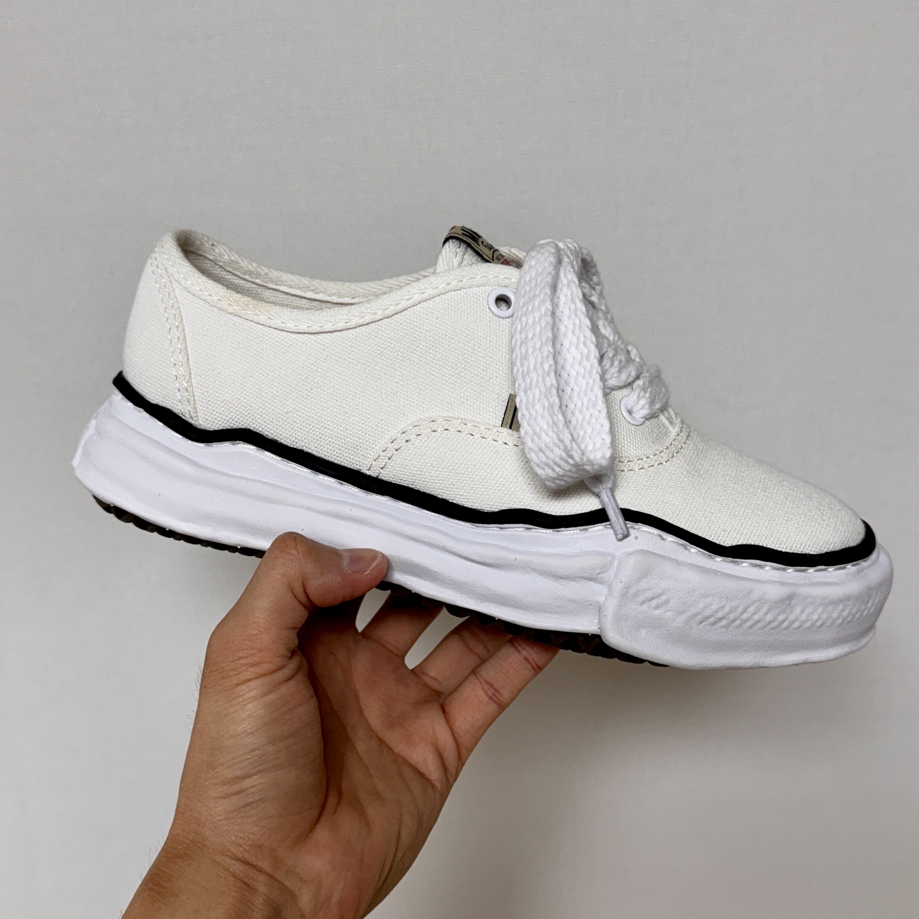 Maison Mihara Yasuhiro Baker OG Sole Canvas Low Cut Sneakers White 착용 스타일 - 1