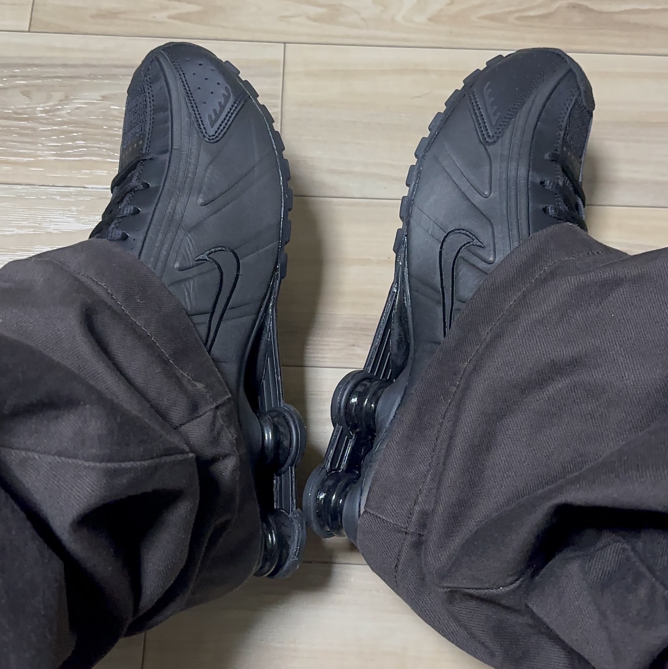 Nike Shox R4 Black Bright Crimson 착용 스타일 - 1