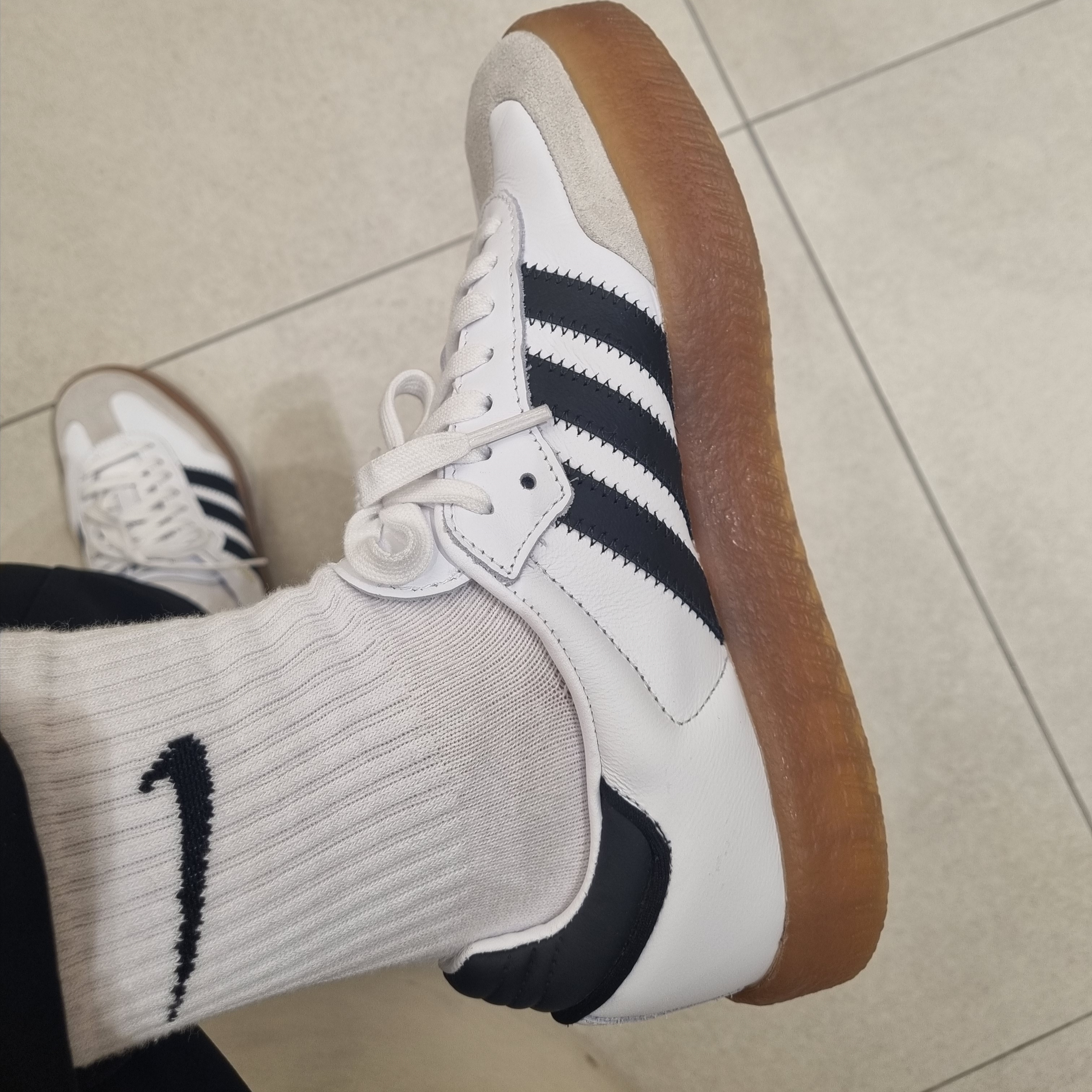 (W) Adidas Sambae Cloud White Core Black 착용 스타일 - 1