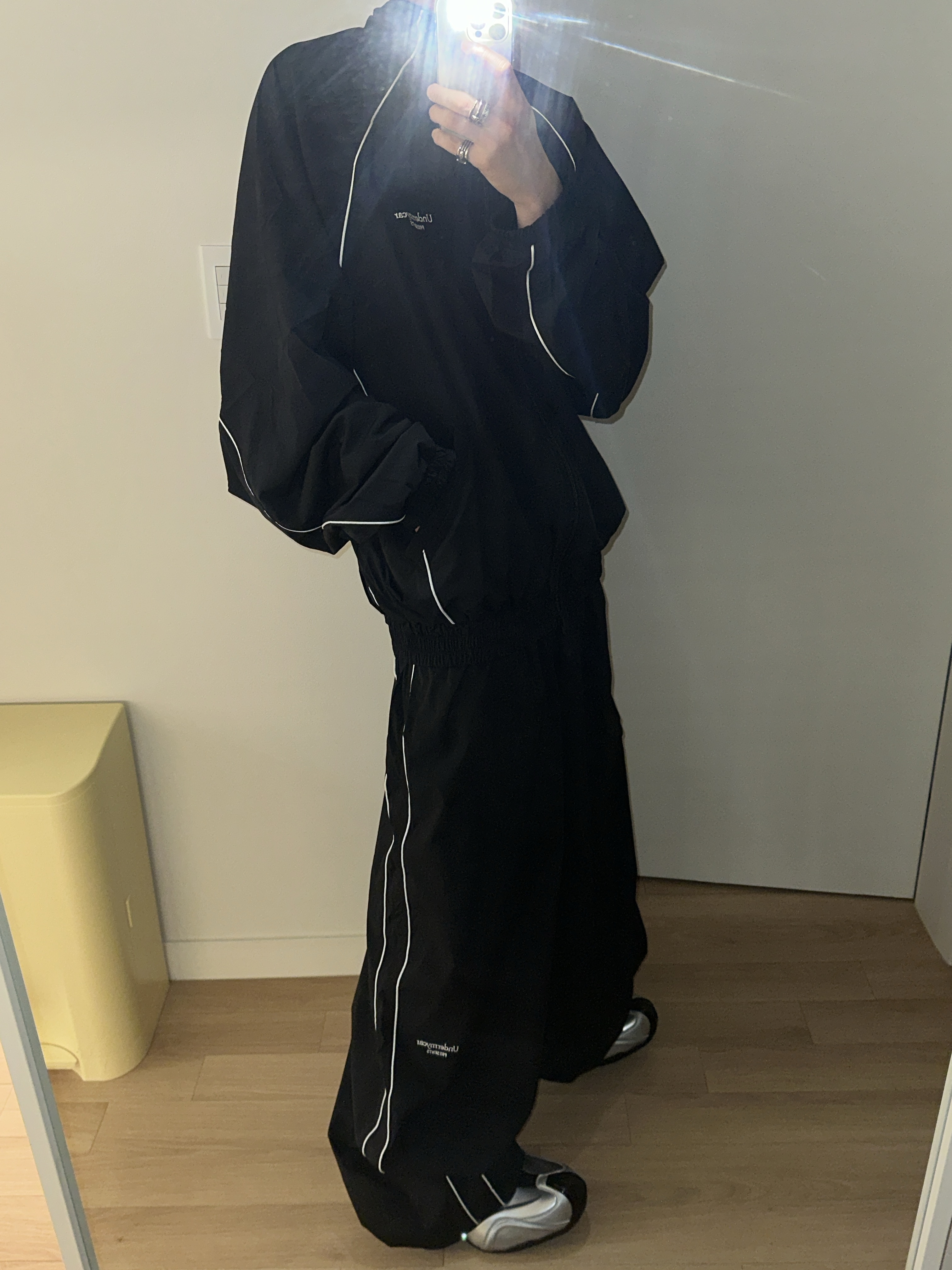 Undermycar MU.132 Original Logo Piping Line Track Jacket Black, Undermycar Mu.126 Original Logo Piping Line Nylon Pants Black 착용 스타일 - 1