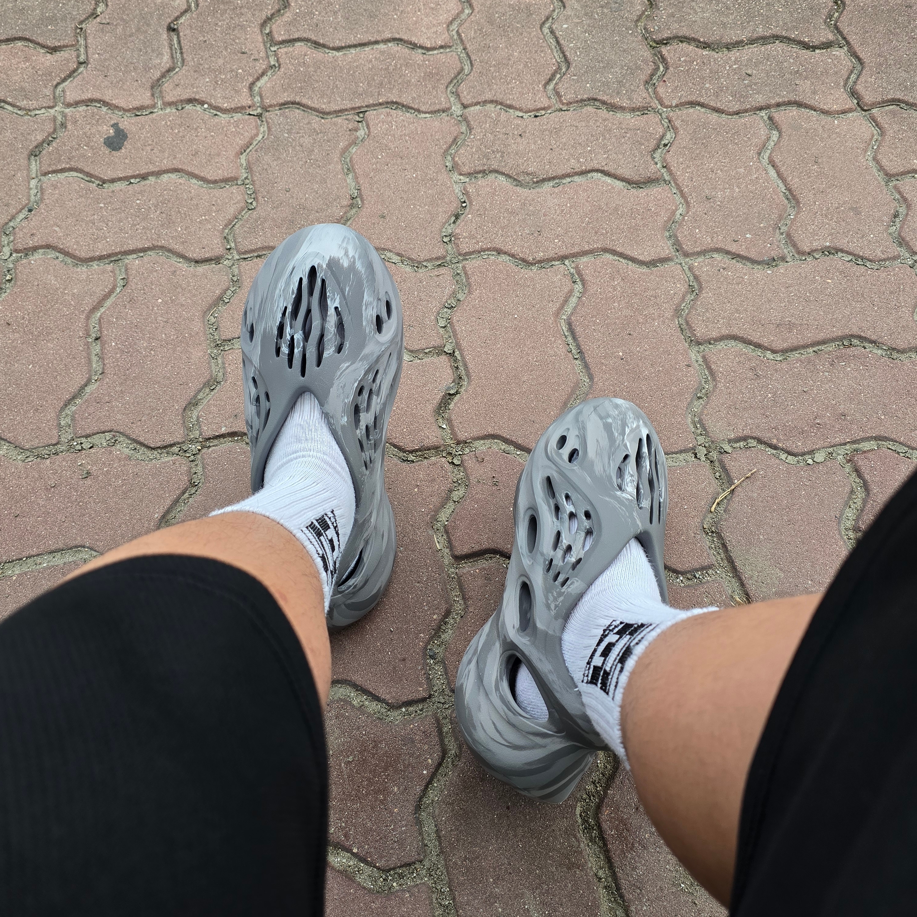 Adidas Yeezy Foam RNNR MX Granite 착용 스타일 - 1