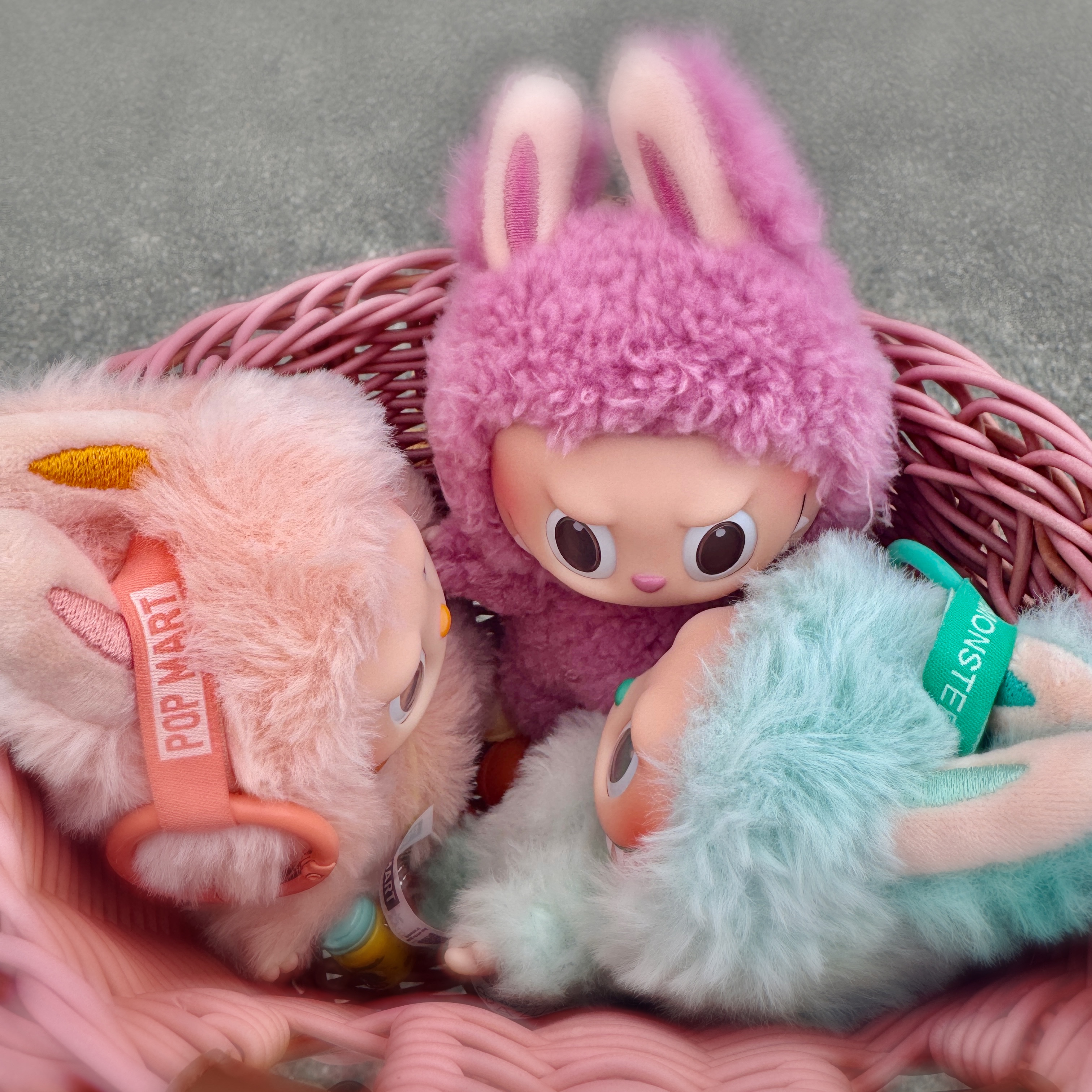 Pop Mart Labubu The Monsters Labubu Tasty Macarons Series Lyche Berry Keyring 착용 스타일