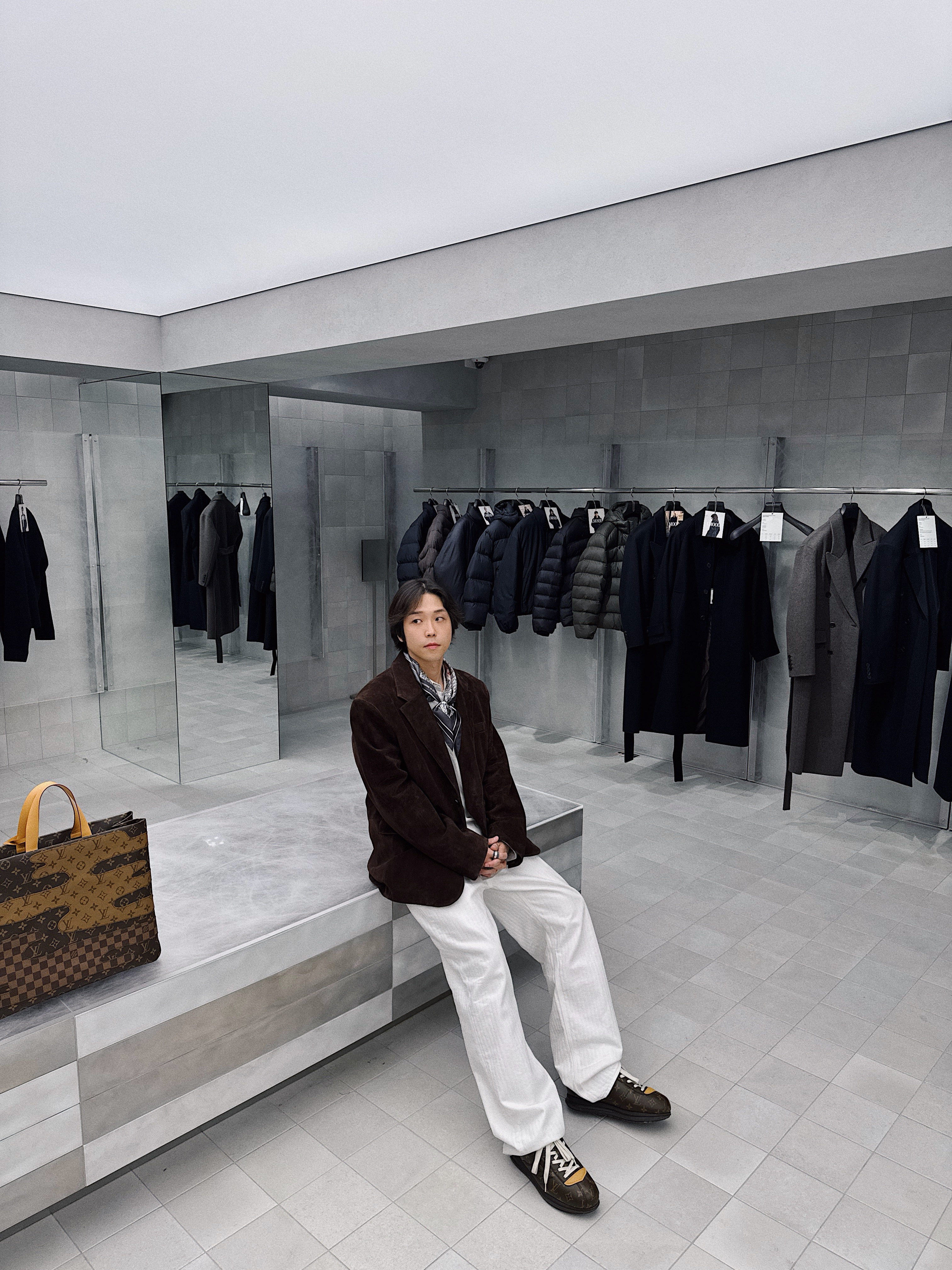 Louis Vuitton Shopper Tote MM Brown, Louis Vuitton LV Buttersoft Sneakers Macassar 착용 스타일 - 2
