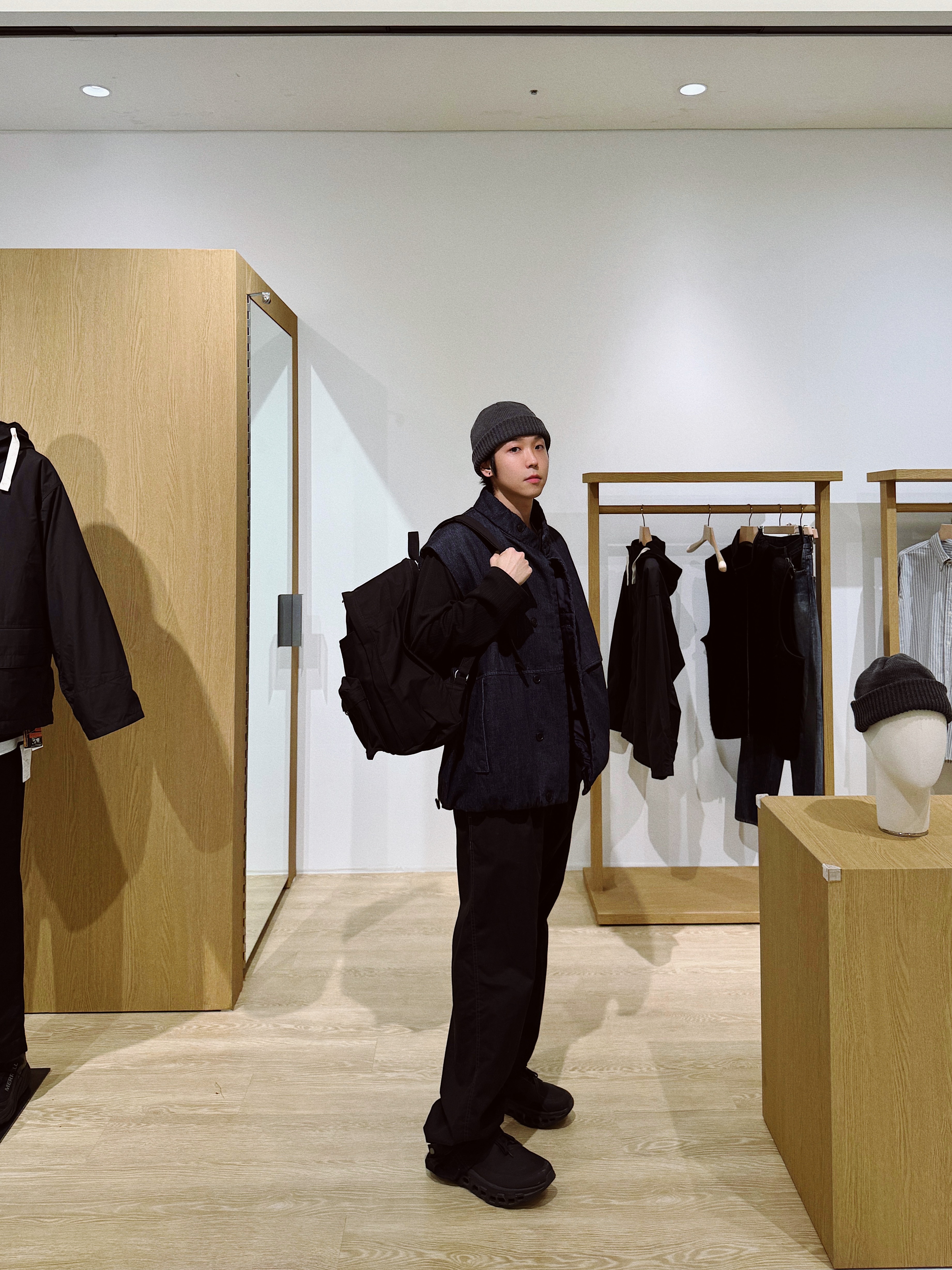 On Running x Post Archive Faction (Paf) Cloudmonster 2 Black Magnet, Nanamica Reversible Coach Jacket Sand Beige 착용 스타일 - 4