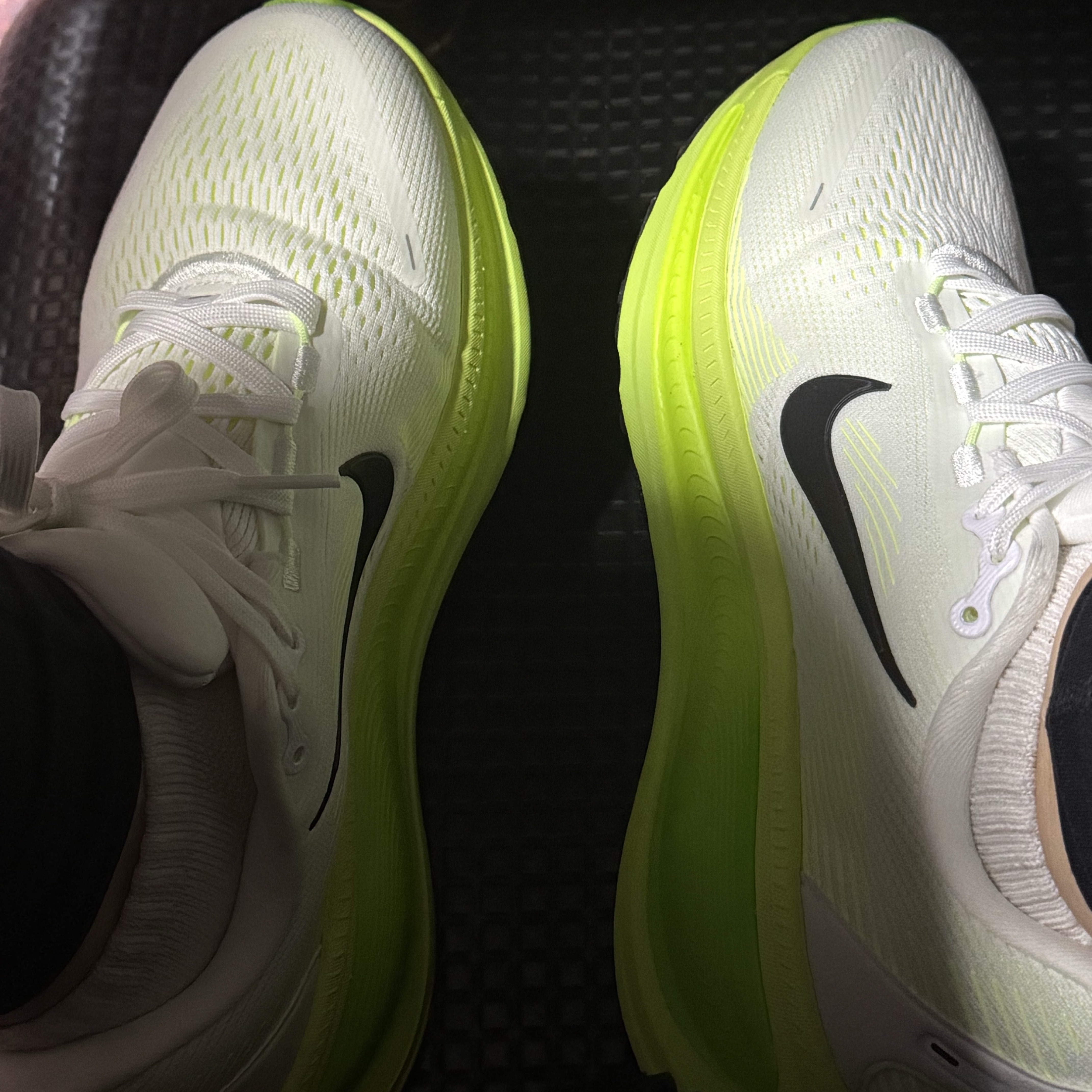 Nike Vomero 18 White Electric Green 착용 스타일