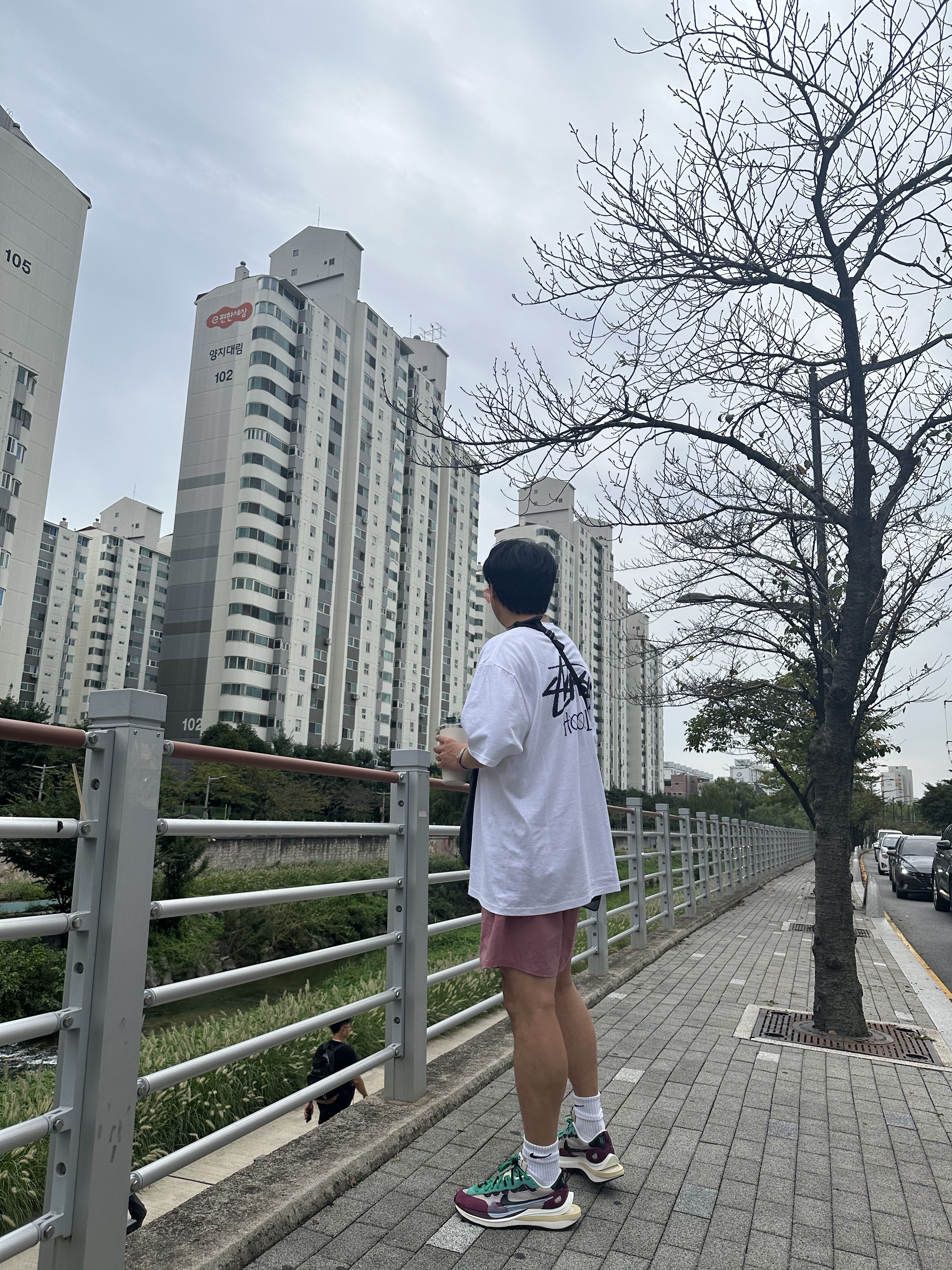 Nike x Sacai VaporWaffle String & Black Villain Red, Stussy Stock Honolulu T-Shirt White 착용 스타일 - 2