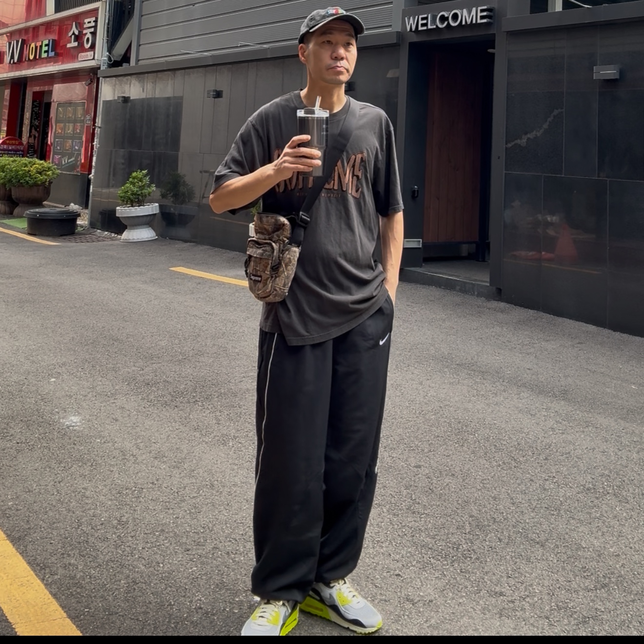 Supreme Pigment Dye 6-Panel Black - 25SS, Supreme Flocked Washed S/S Top Black - 25SS 착용 스타일