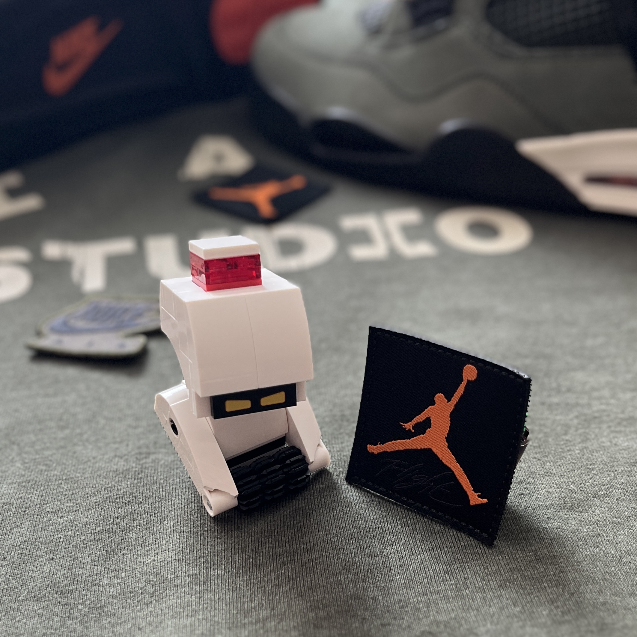 Jordan 4 x Undefeated Retro OG SP Deep Green and Clementine, IAB Studio x D.P. Zip-Up Hoodie Dark Green 착용 스타일 - 3