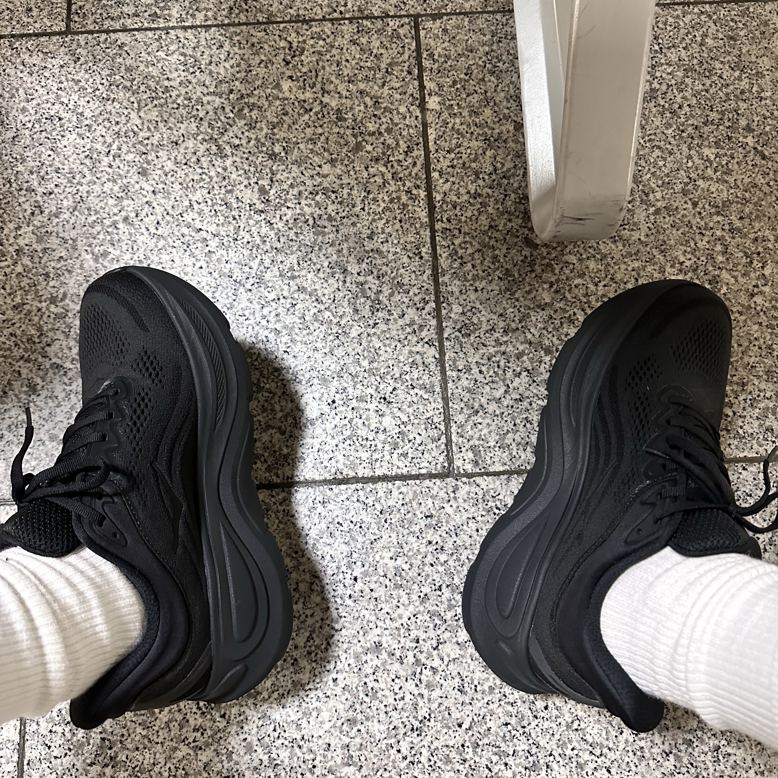 Hoka Bondi 9 Black - Wide 착용 스타일 - 2