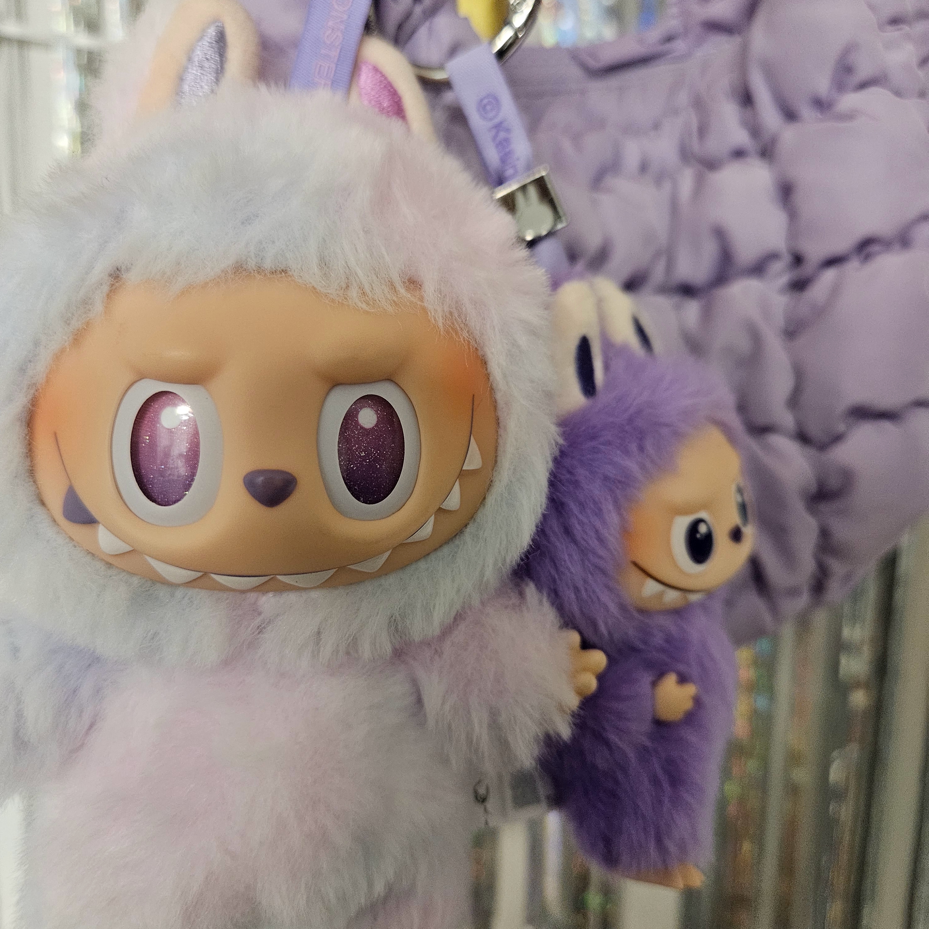 Pop Mart Labubu The Monsters Pin For Love Series Vinyl Plush Pendant (N-Z) T (Opened Case), Pop Mart Labubu The Monsters Highlight Series Luck Keyring (Opened Case) 착용 스타일 - 3