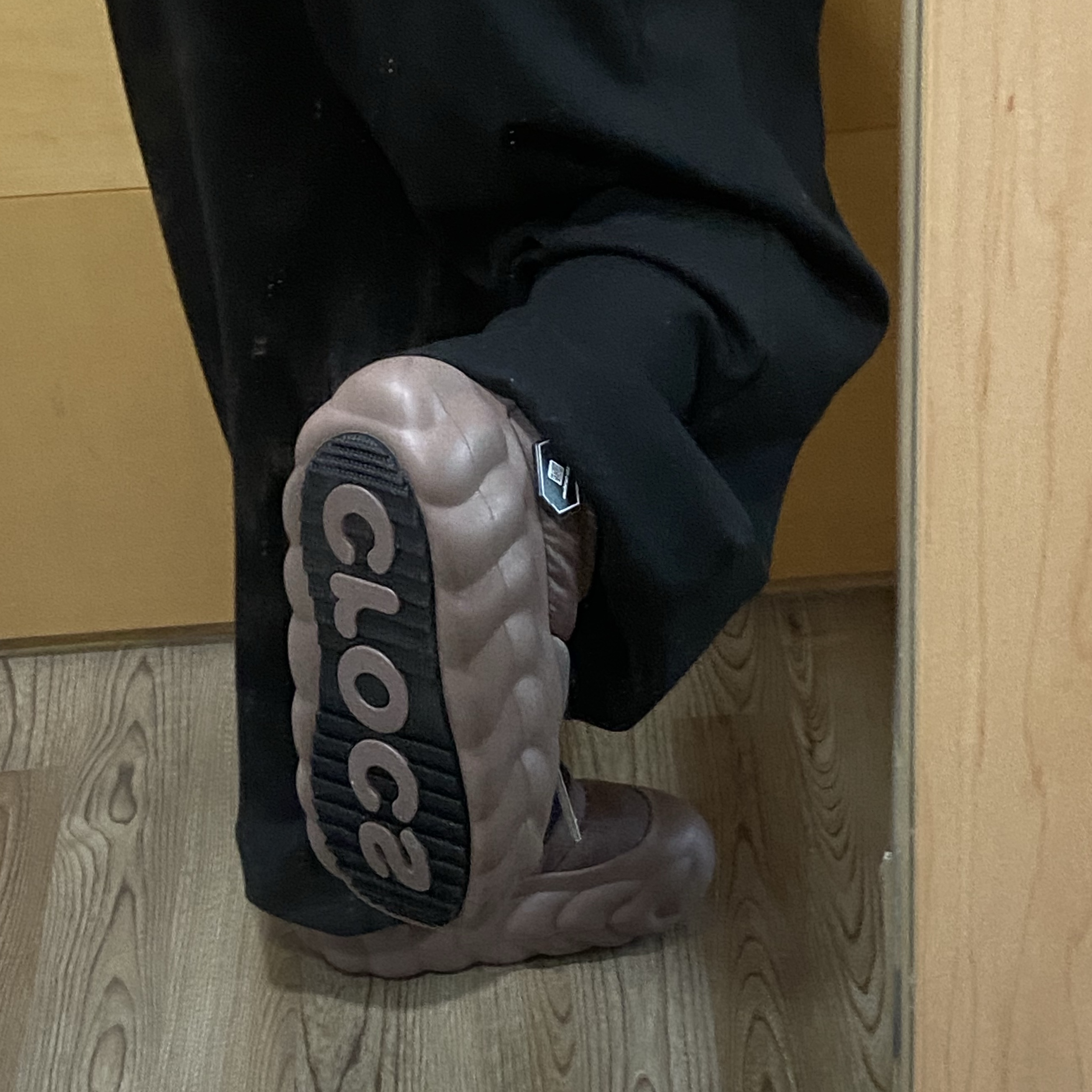 Crocs Overpuff Shorty Truffle 착용 스타일