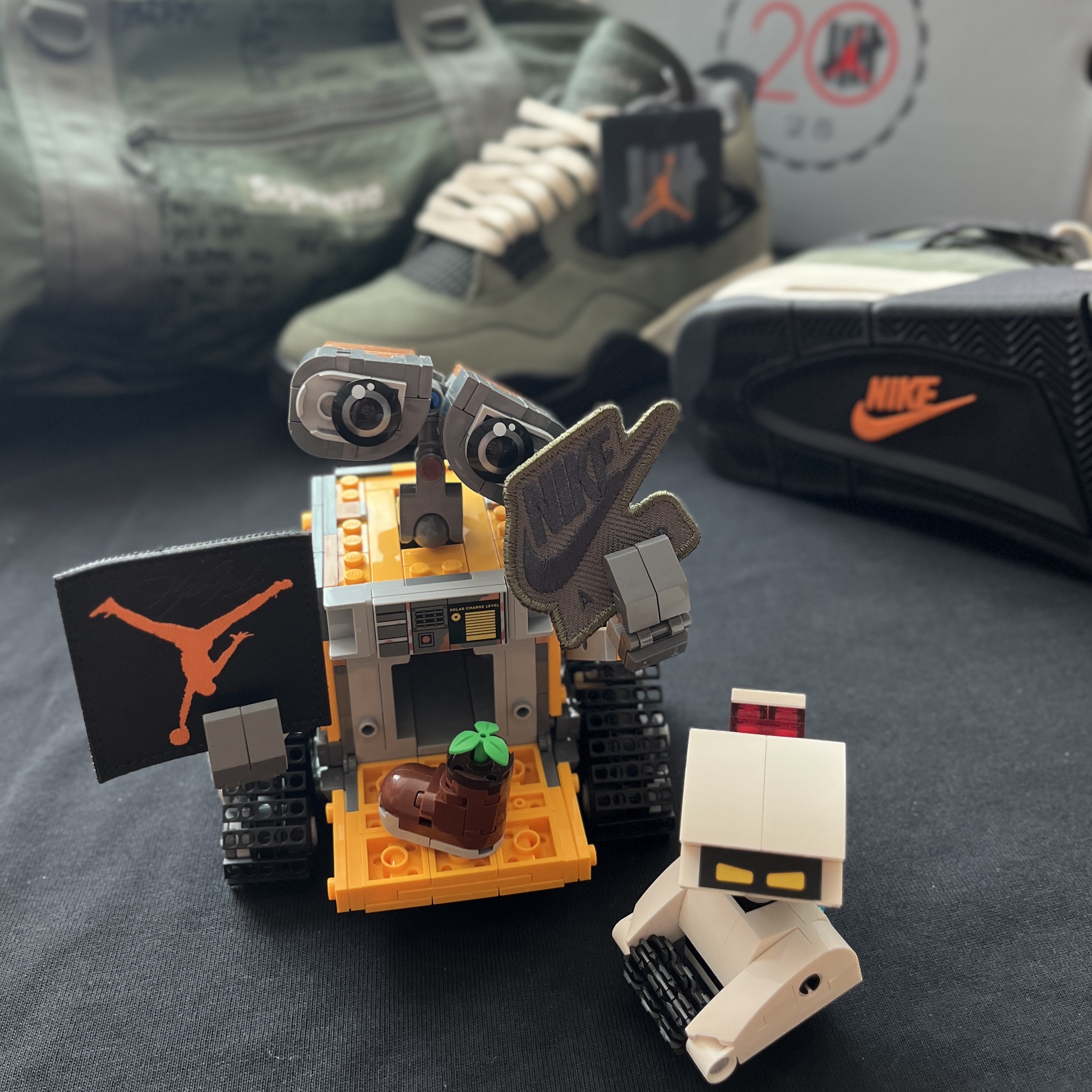 Jordan 4 x Undefeated Retro OG SP Deep Green and Clementine, Lego Disney WALL-E and EVE 착용 스타일 - 2