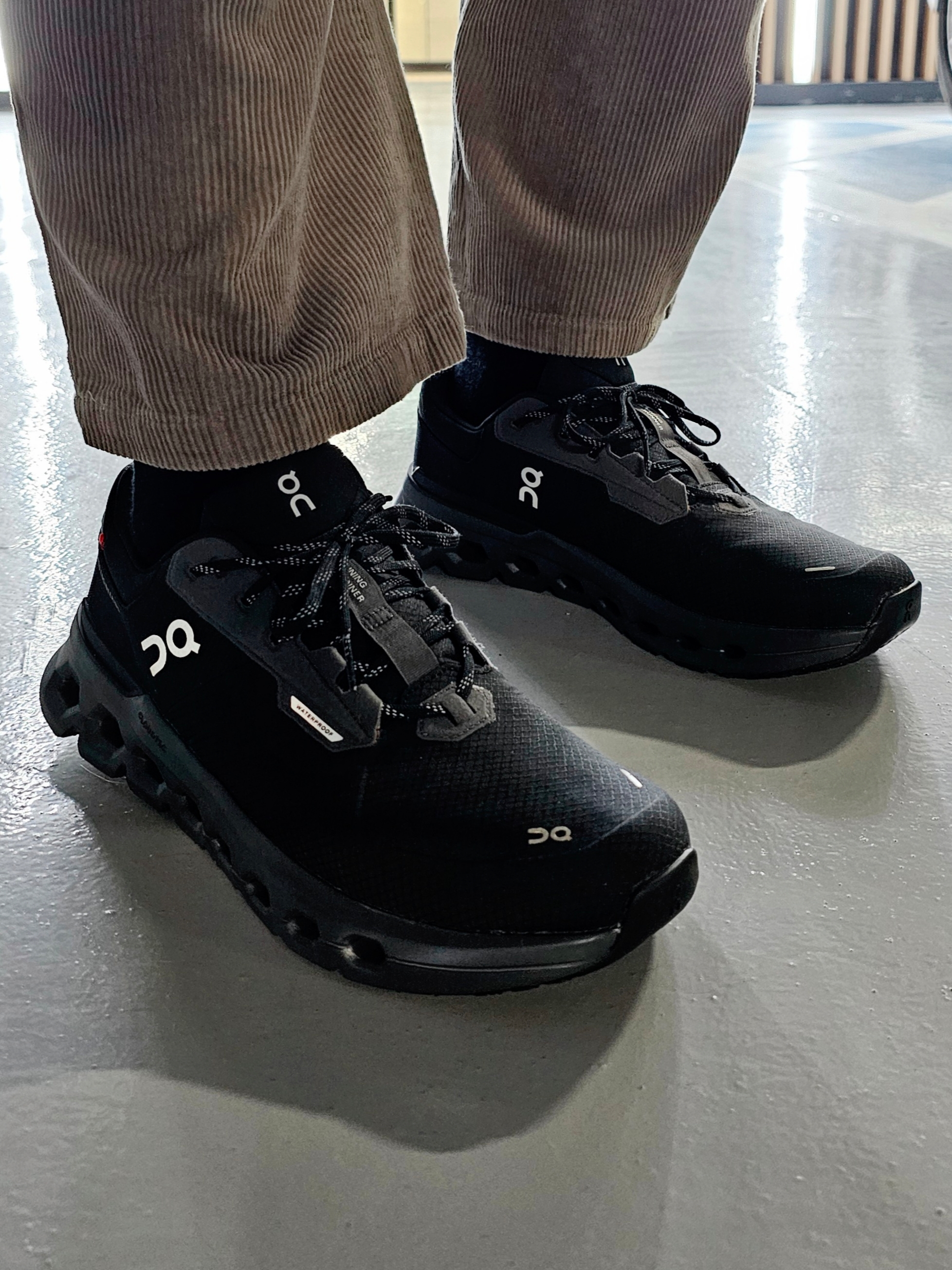 On Running Cloudrunner 2 Waterproof Magnet Black 착용 스타일 - 3