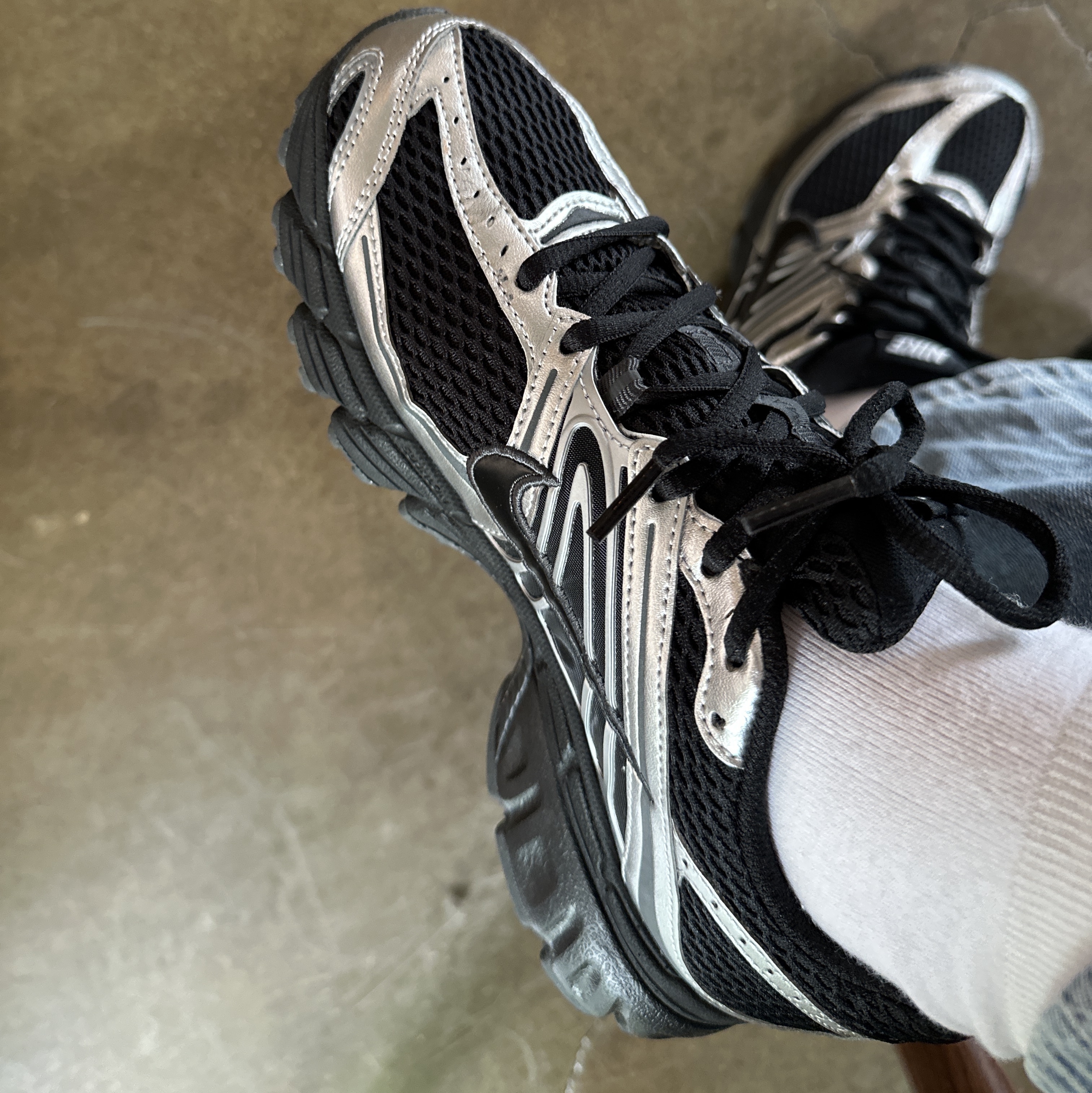 (W) Nike Air Max Moto 2K Black Metallic Silver 착용 스타일