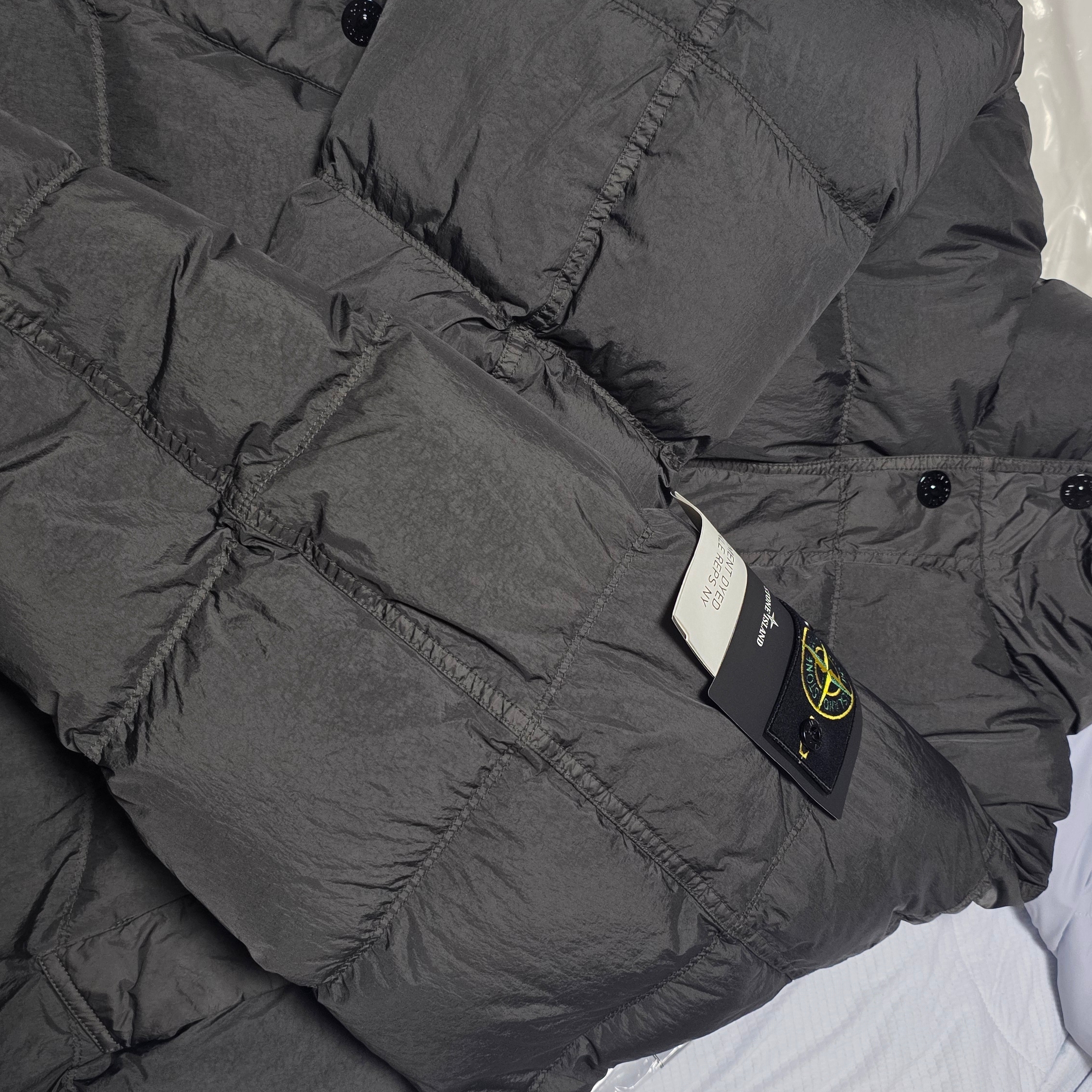 Stone Island 4100010 Crinkle Reps NY Recycled Nylon Down Jacket with Wind Resistant Lead Grey - 25FW 착용 스타일