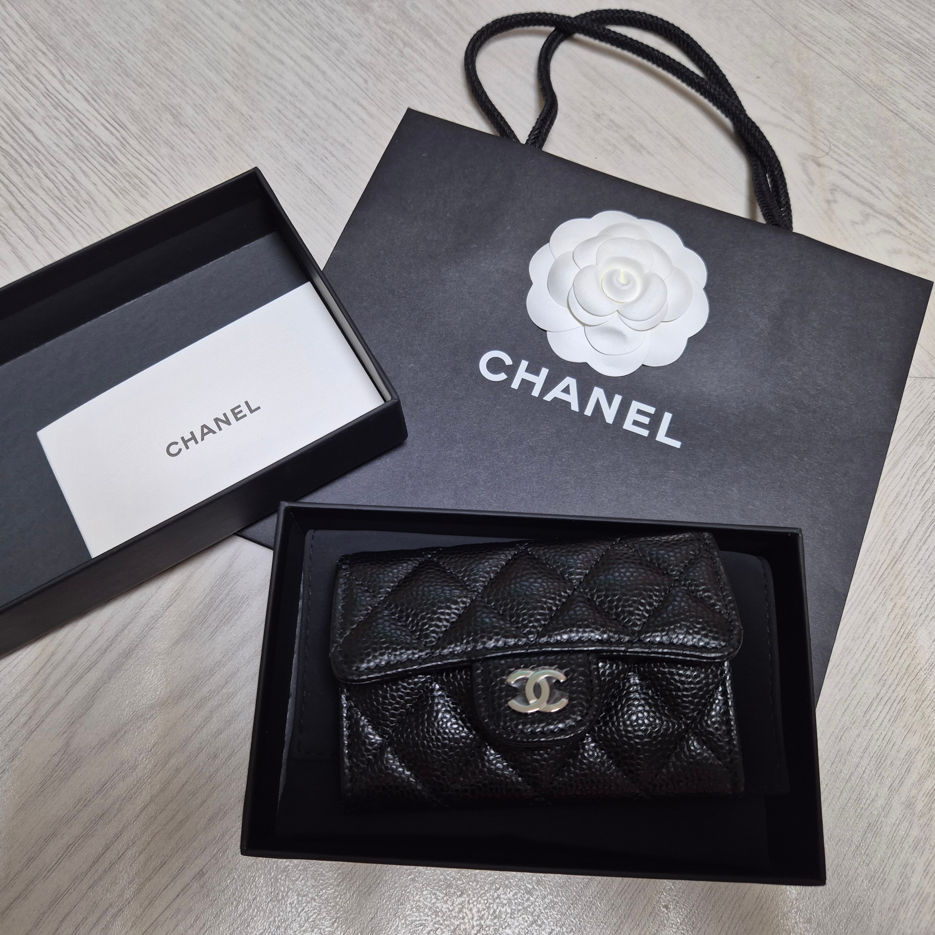 Chanel Classic Card Holder Grained Calfskin & Silver Black 착용 스타일