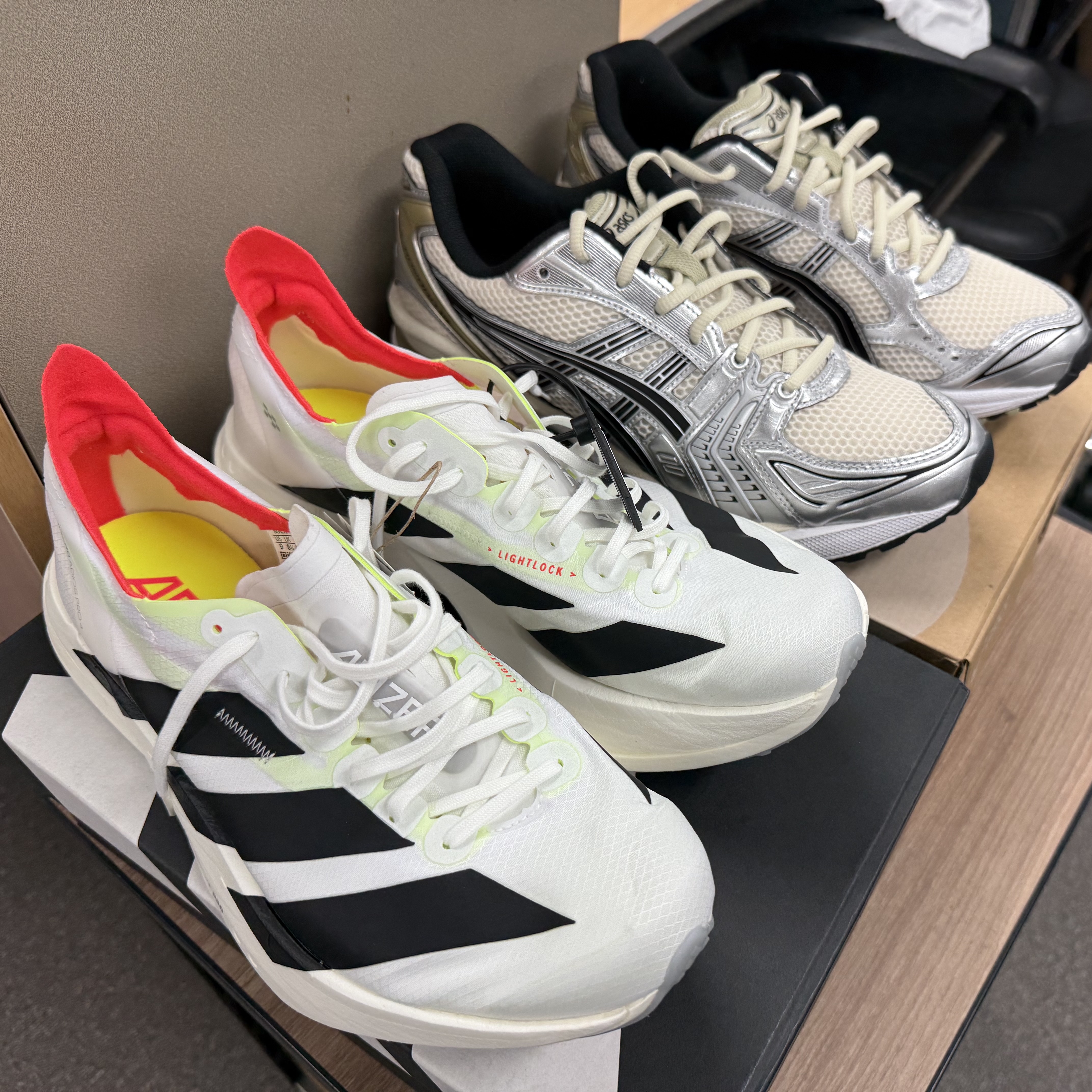 Adidas Adizero Adios Pro 4 Cloud White Core Black, Asics Gel-Kayano 14 Birch Pure Silver 착용 스타일