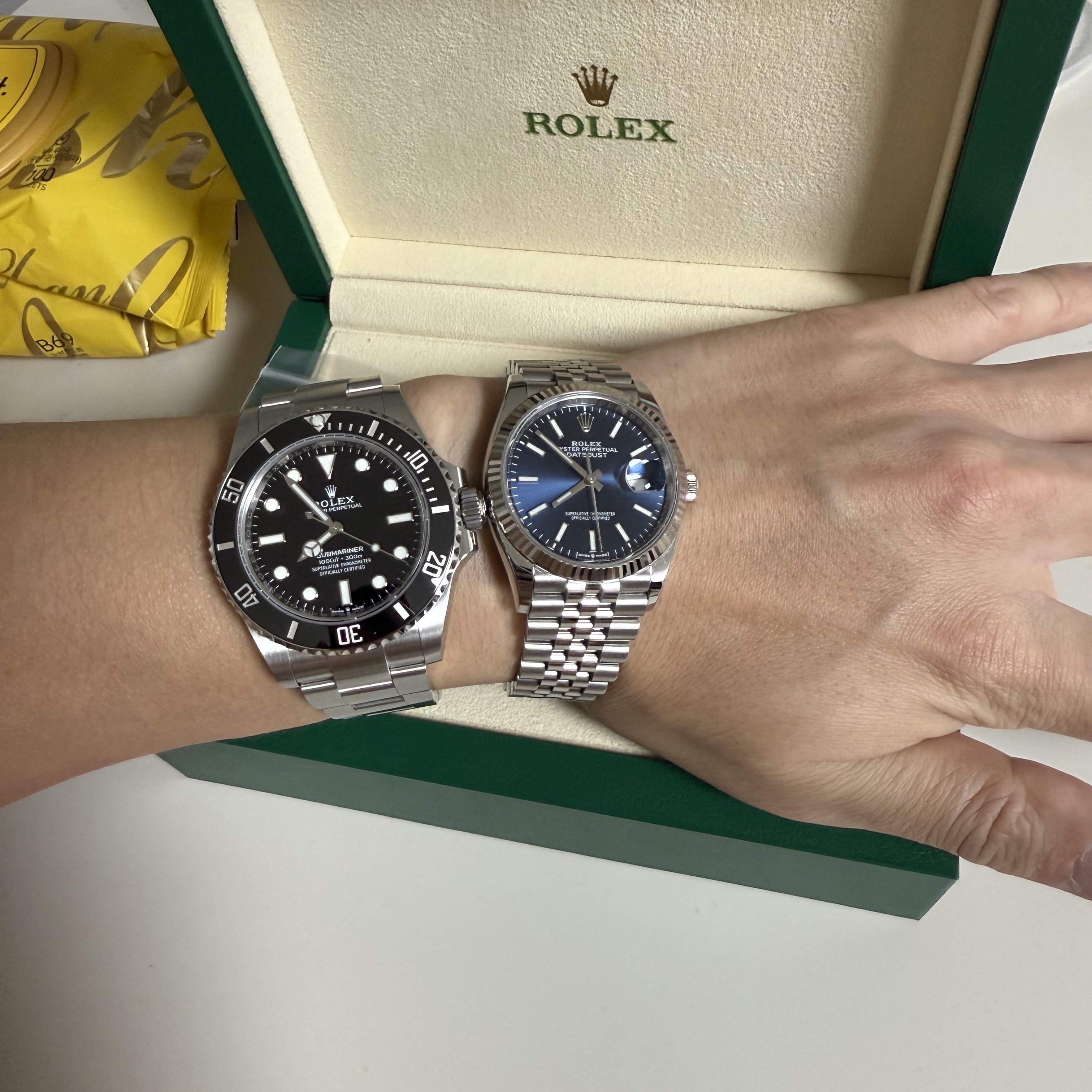 Rolex Submariner 41mm 124060 Black Oyster 착용 스타일 - 4