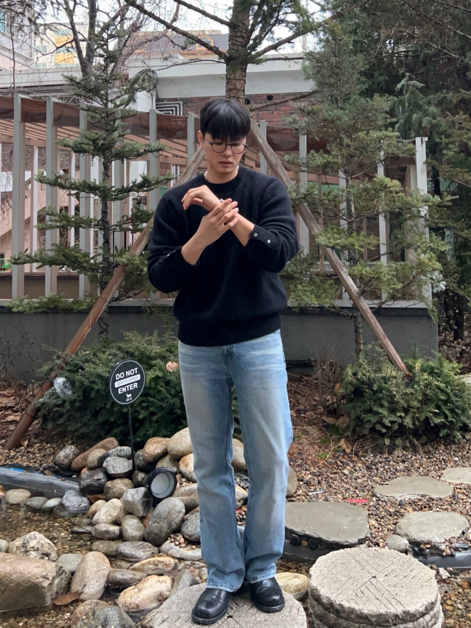 Knitted Shaggy Dog Wool 100% Round Knit Black 착용 스타일