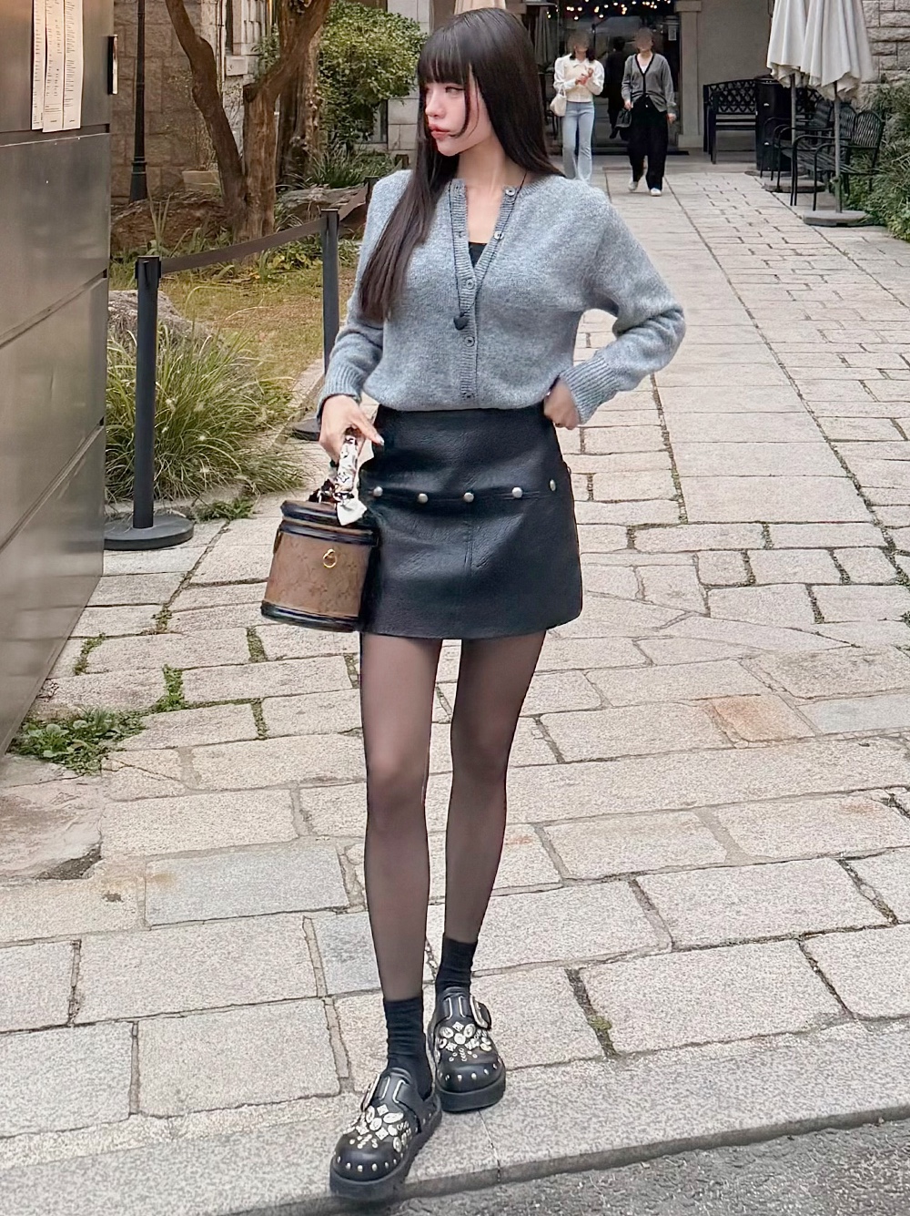 Knitted Shaggy Dog Wool 100% Round Cardigan Women Grey 착용 스타일