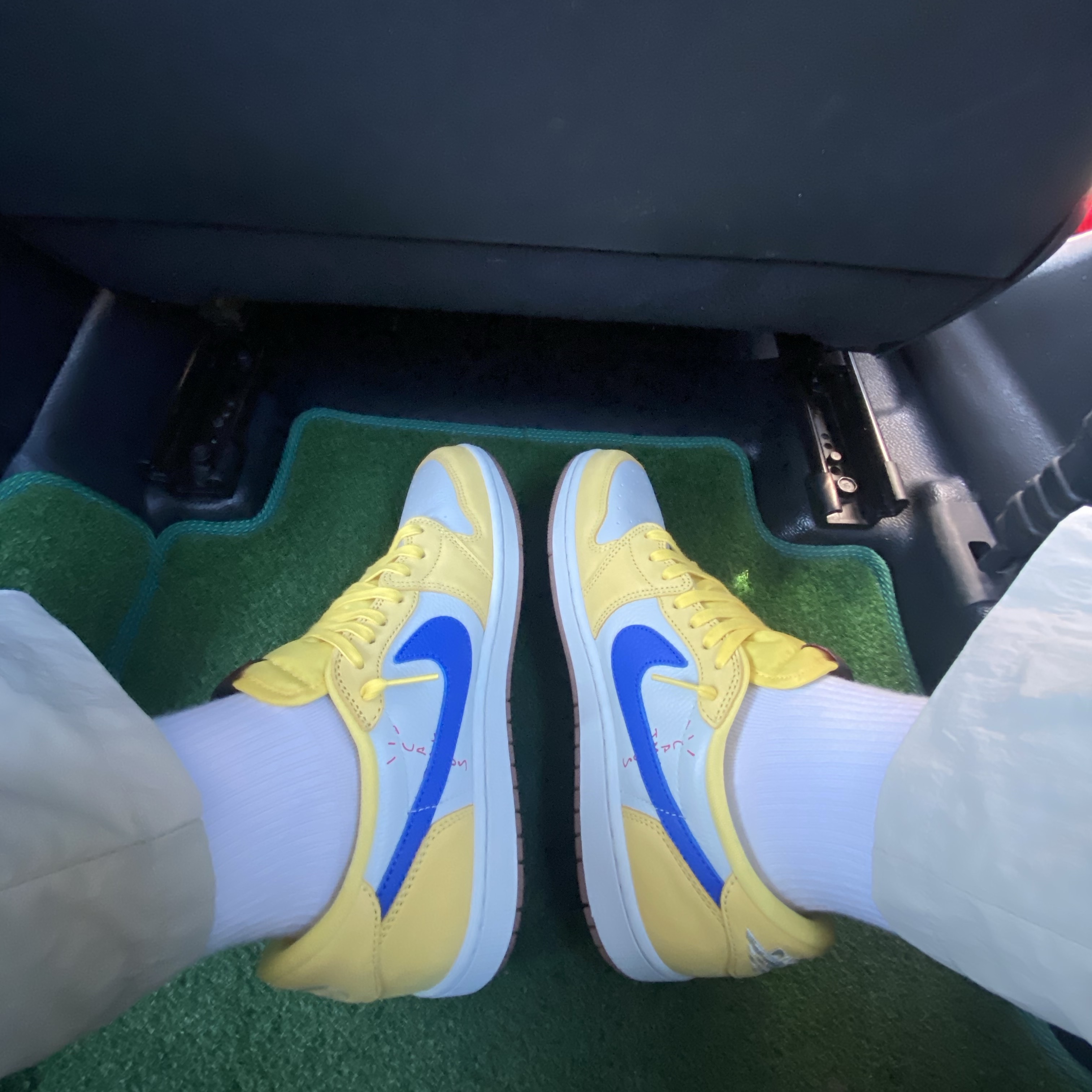 (W) Jordan 1 x Travis Scott Retro Low OG SP Canary 착용 스타일 - 3