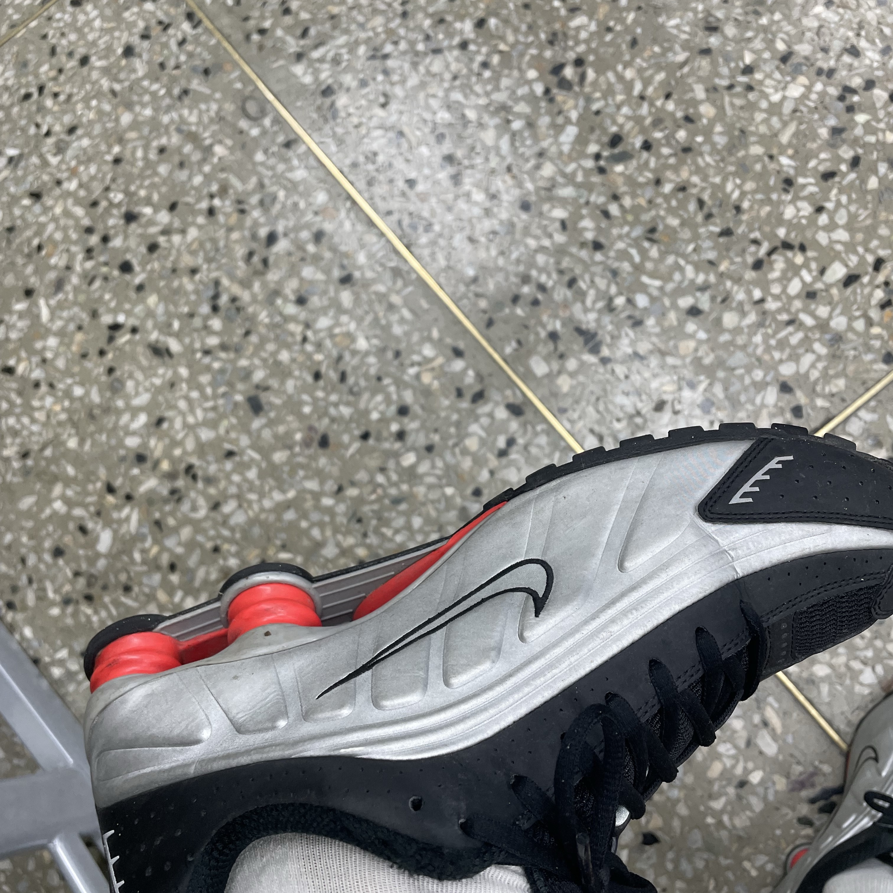 Nike Shox R4 Metallic Silver Red 착용 스타일