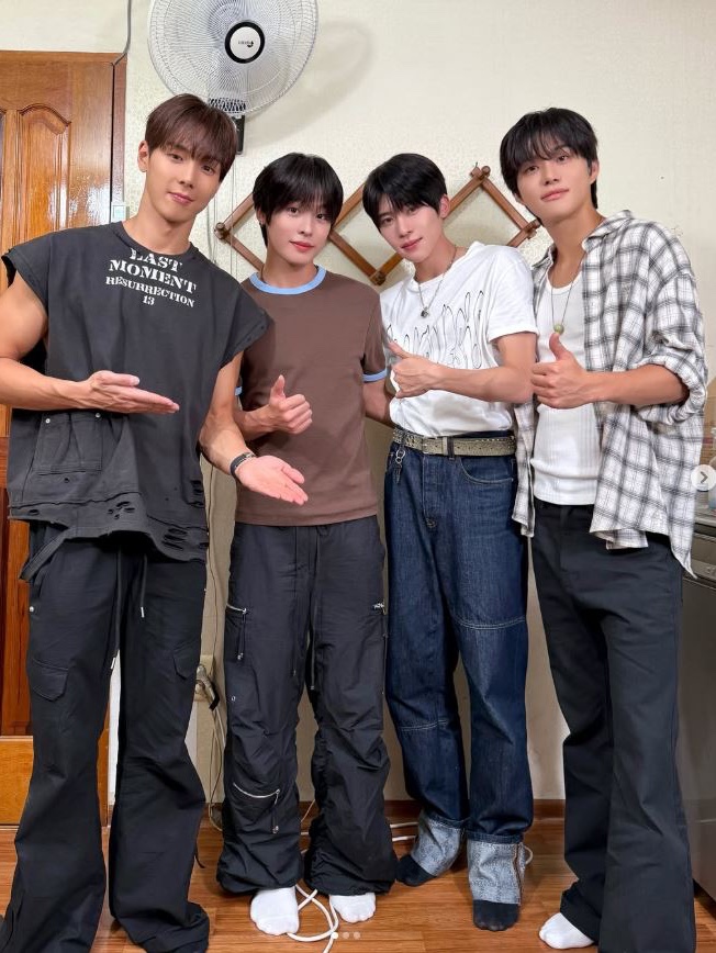 Undermycar Mu.118 Original Logo Basic Long Sleeve Check Shirts Beige Blue, Nonnod Flared Pants Black 착용 스타일