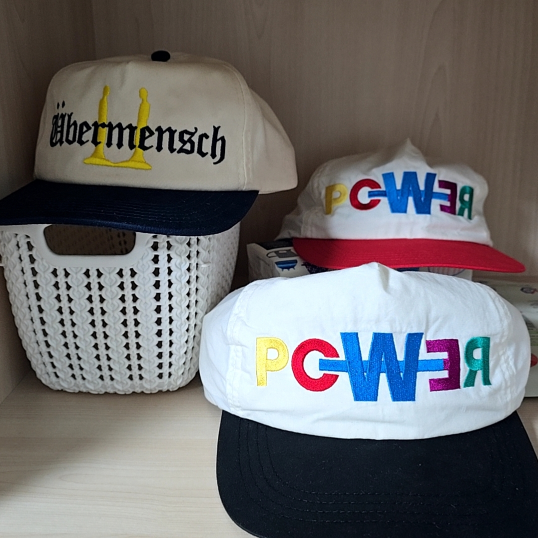 G-DRAGON Power Ball Cap White, G-DRAGON Ubermensch Unstructured Snapback Hat Natural Navy 착용 스타일