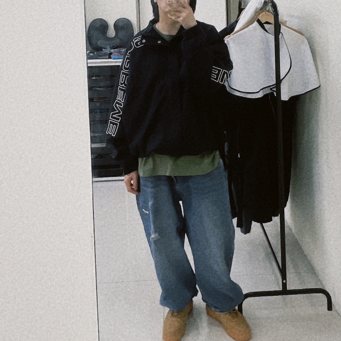 Supreme Spellout Embroidered Ripstop Track Jacket Black - 25FW, Stussy Built To Last Pigment Dyed T-Shirt Olive 착용 스타일 - 1