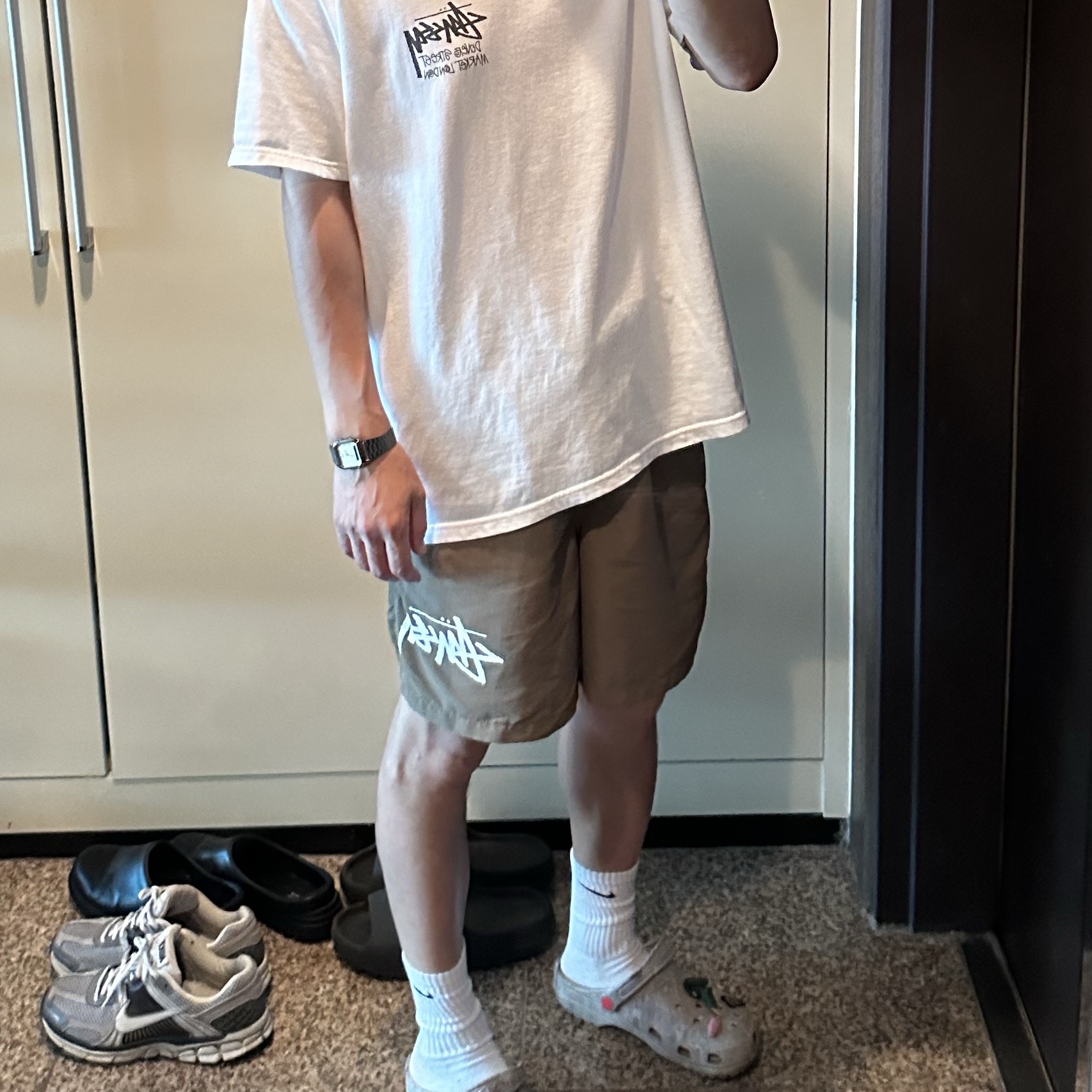 Stussy Big Stock Water Shorts Brown 착용 스타일 - 2