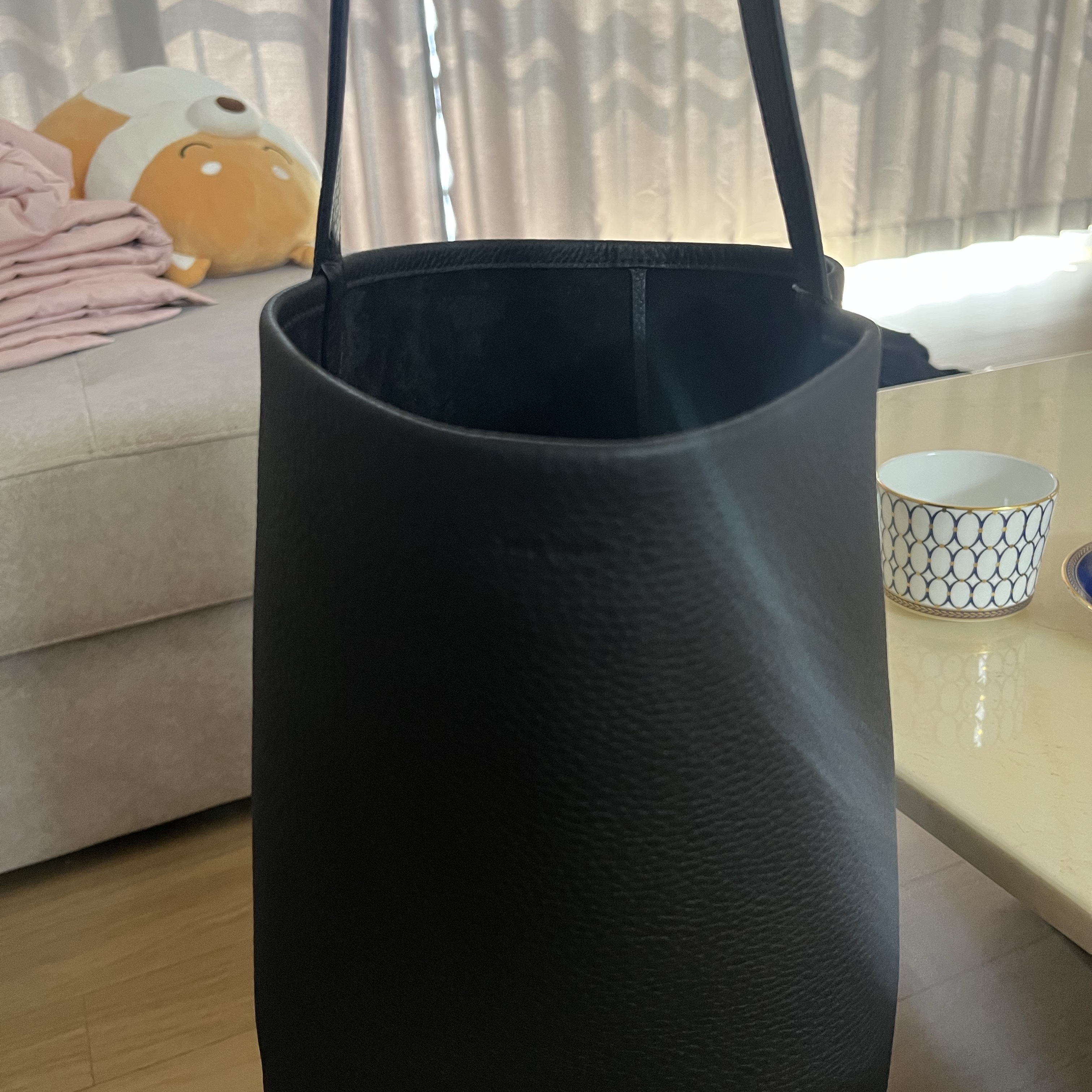 The Row Medium N/S Park Tote in Leather Black 착용 스타일