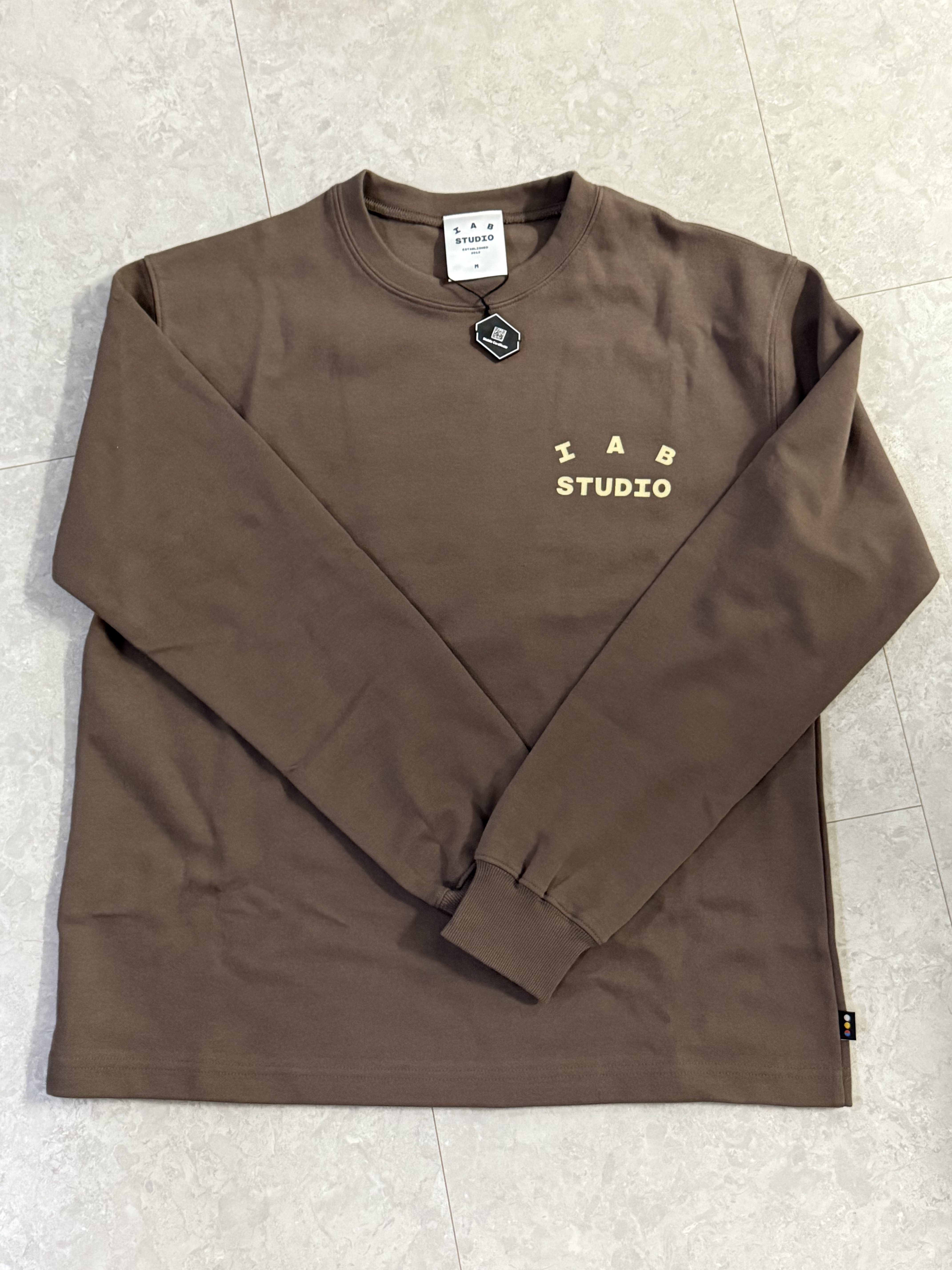 IAB Studio Long Sleeve Choco Cream 착용 스타일