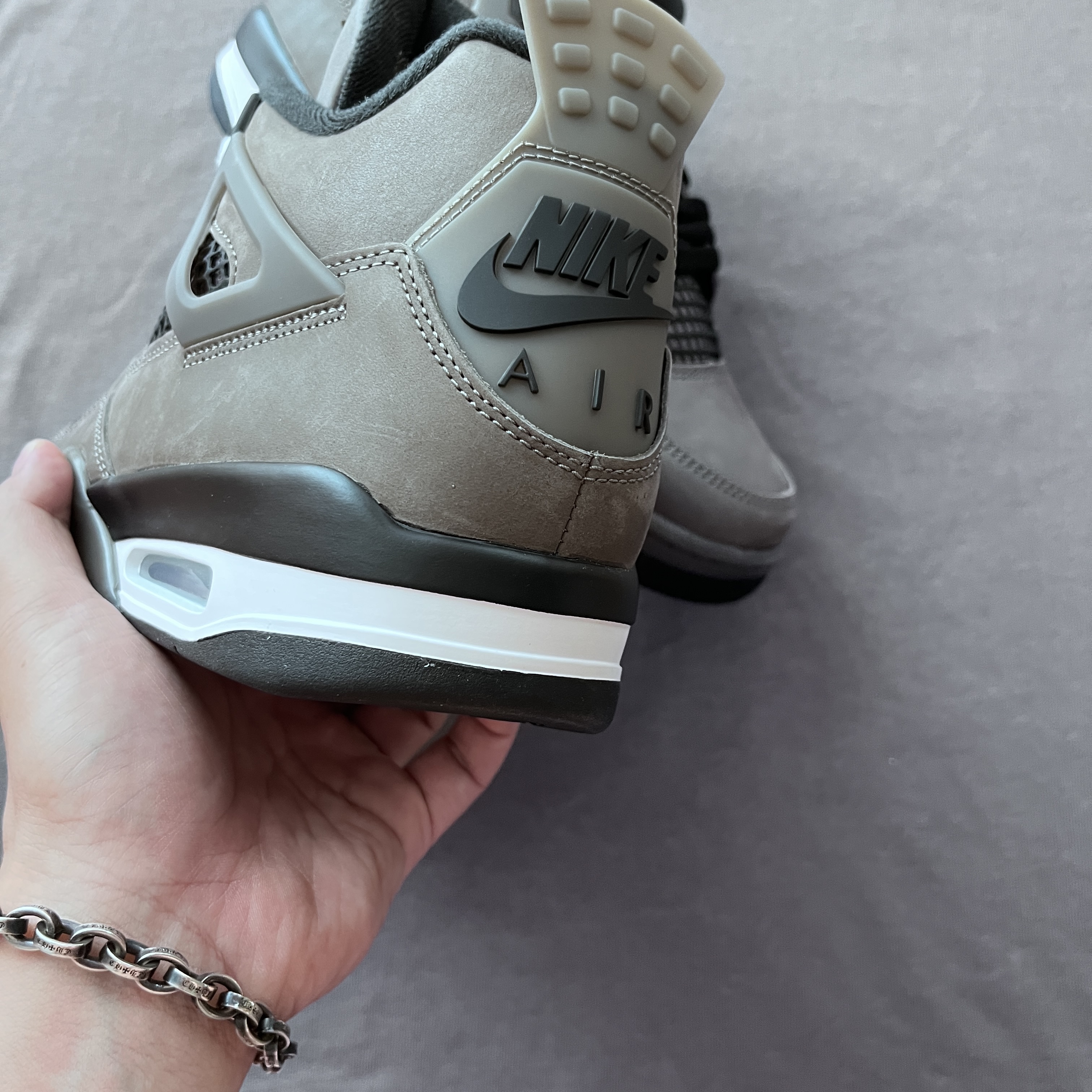 Jordan 4 Retro Cave Stone and Black 착용 스타일 - 2