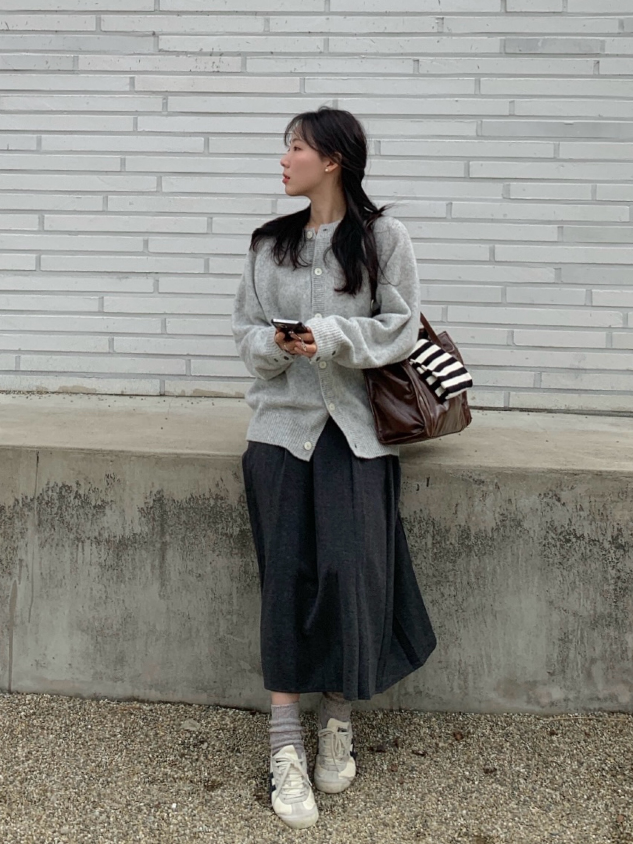 Knitted Shaggy Dog Wool 100% Round Cardigan Melange Grey 착용 스타일