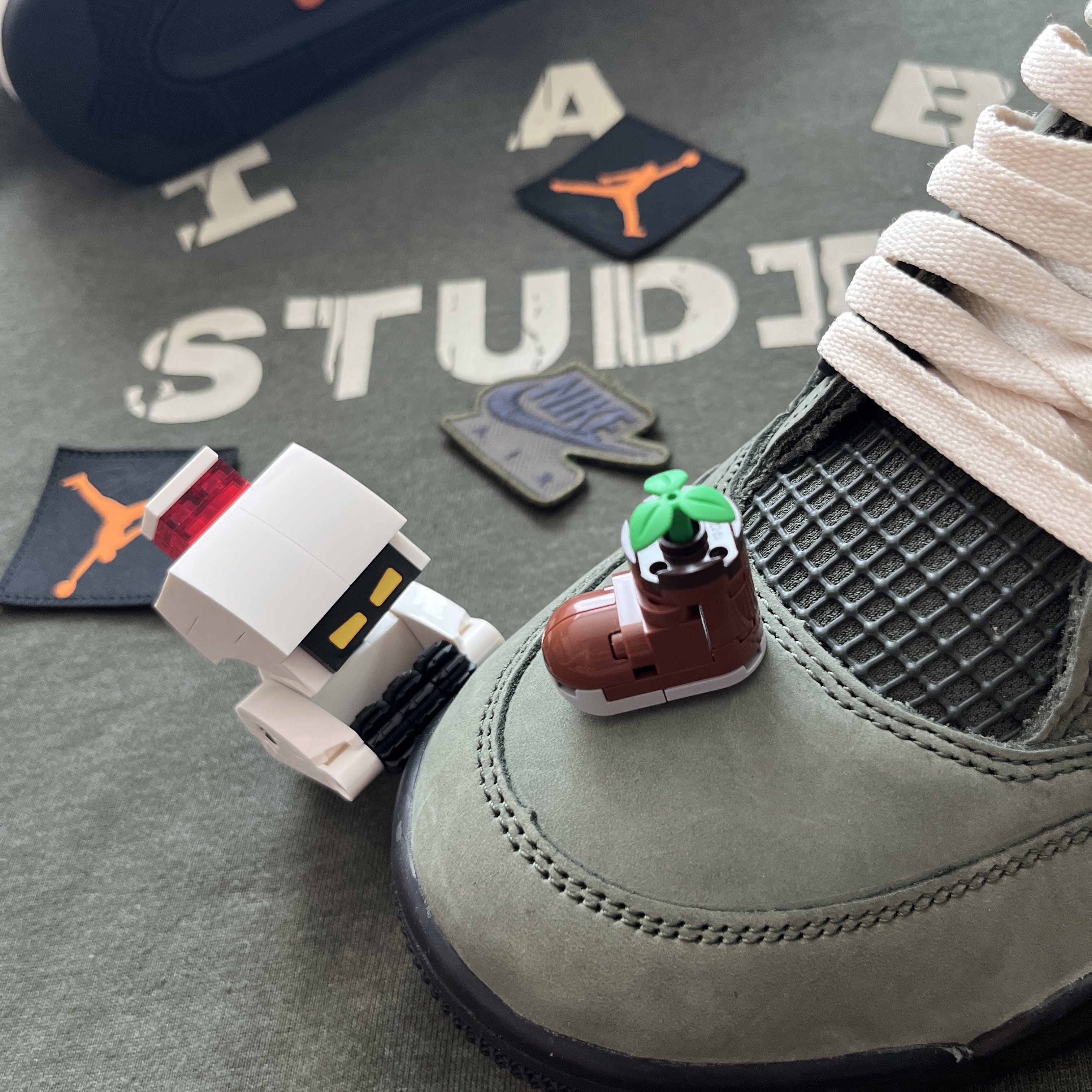 Jordan 4 x Undefeated Retro OG SP Deep Green and Clementine, IAB Studio x D.P. Zip-Up Hoodie Dark Green 착용 스타일 - 2