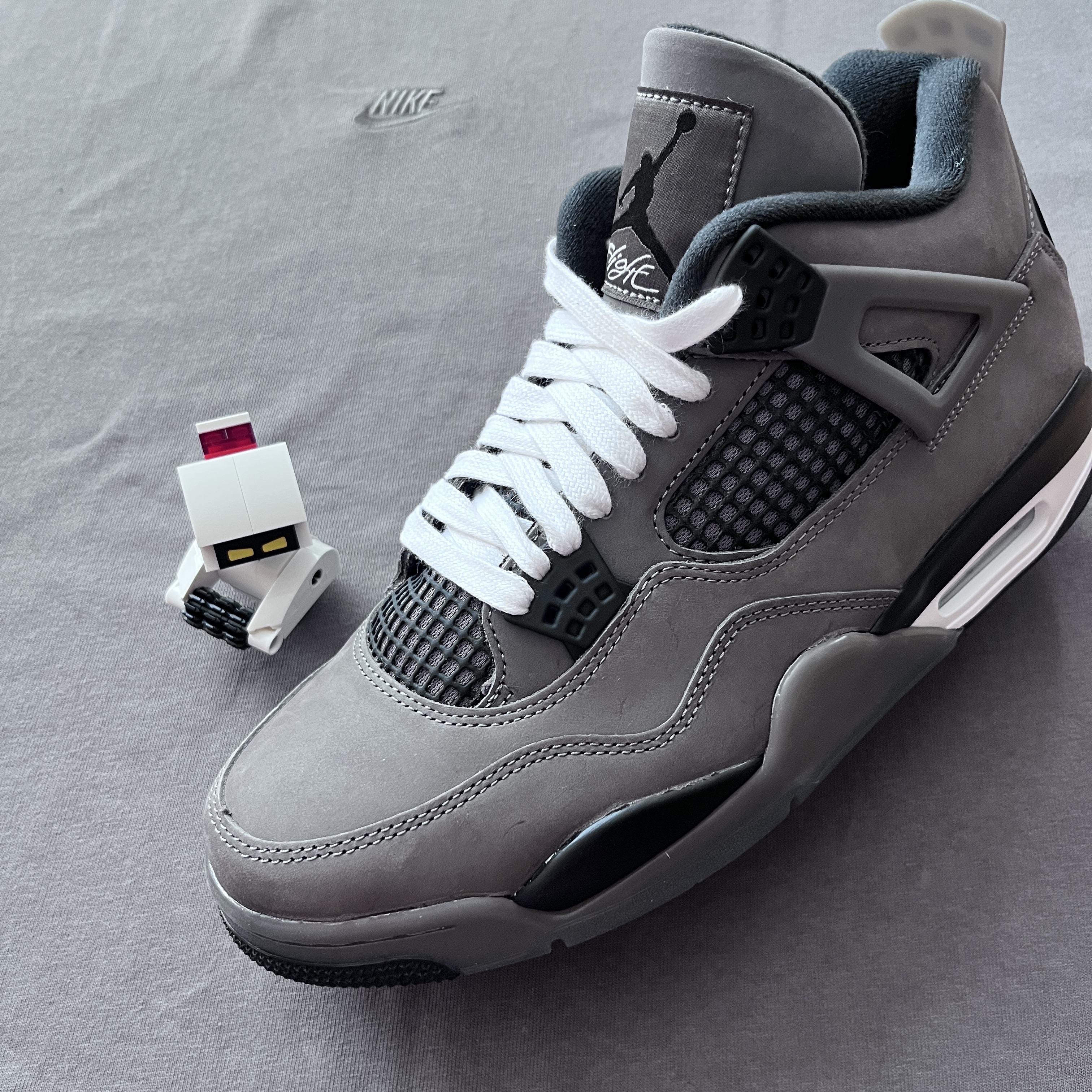 Jordan 4 Retro Cave Stone and Black 착용 스타일 - 3