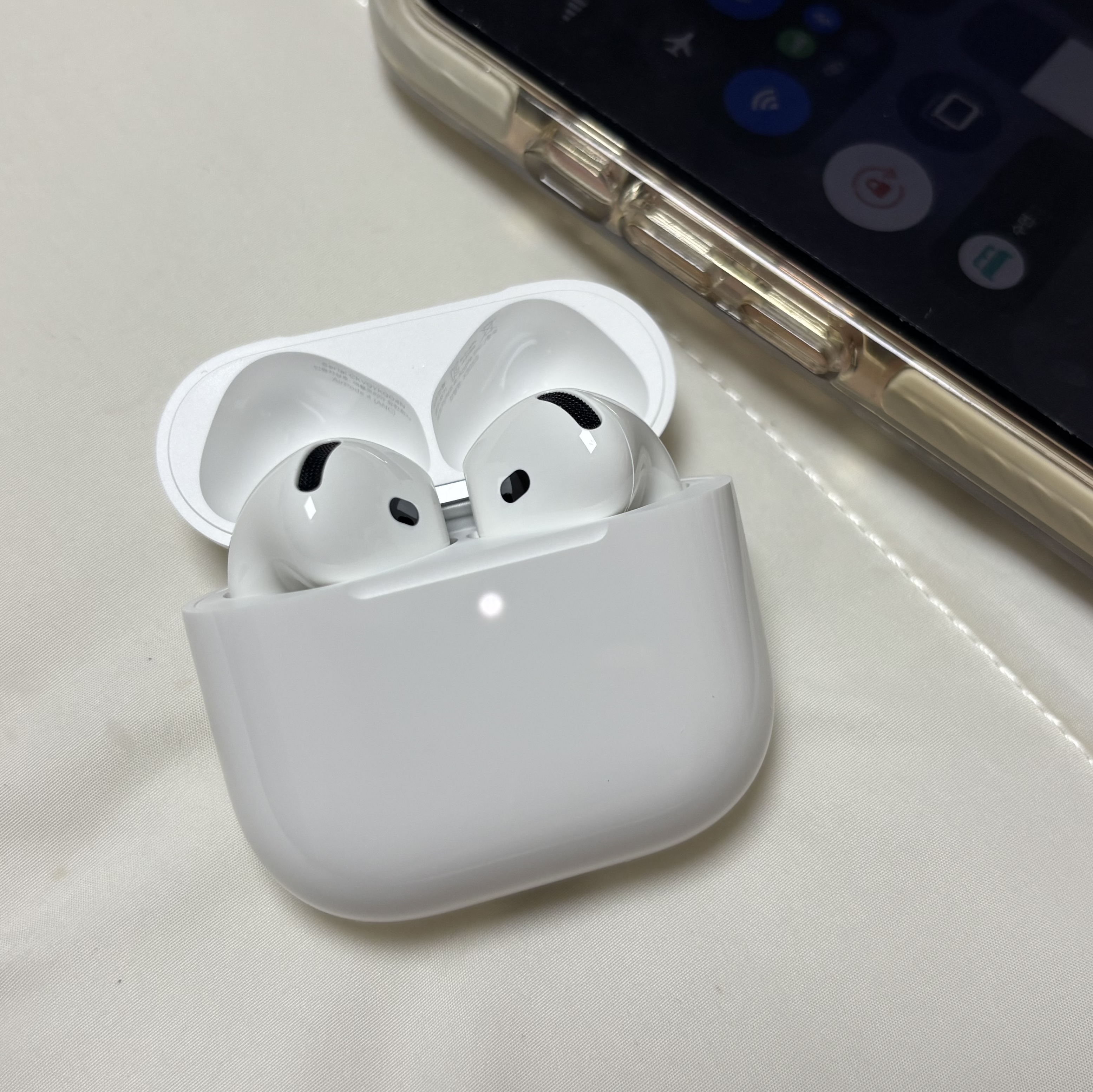 Apple AirPods 4th Gen with Active Noise Cancellation (Korean Ver.) 착용 스타일